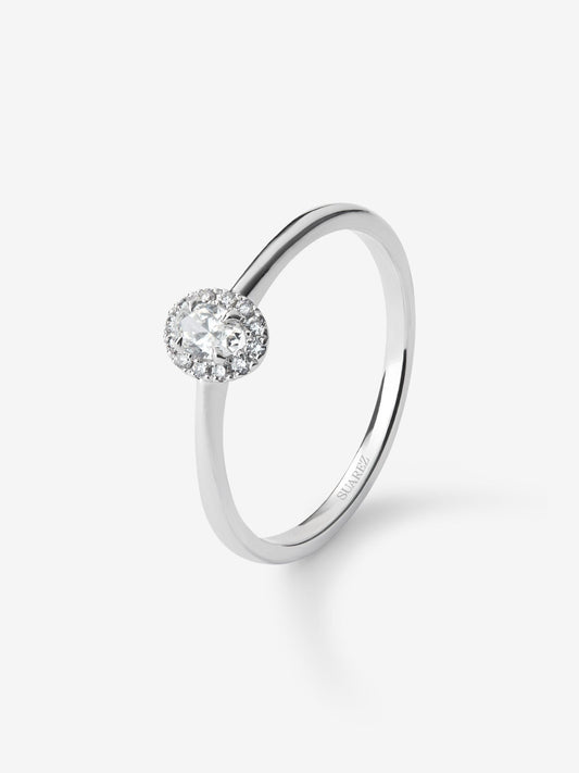 Anillo de oro blanco de 18K con esmeralda en talla oval de 0,12 cts y 10 diamantes en talla brillante con un total de 0,06 cts