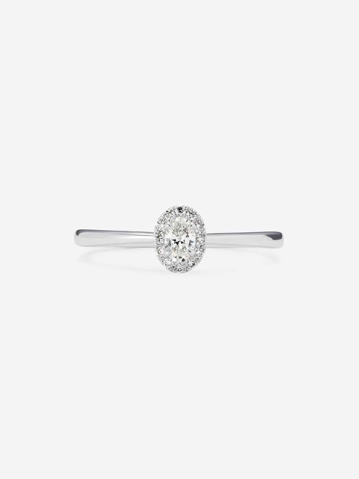 Anillo de oro blanco de 18K con esmeralda en talla oval de 0,12 cts y 10 diamantes en talla brillante con un total de 0,06 cts