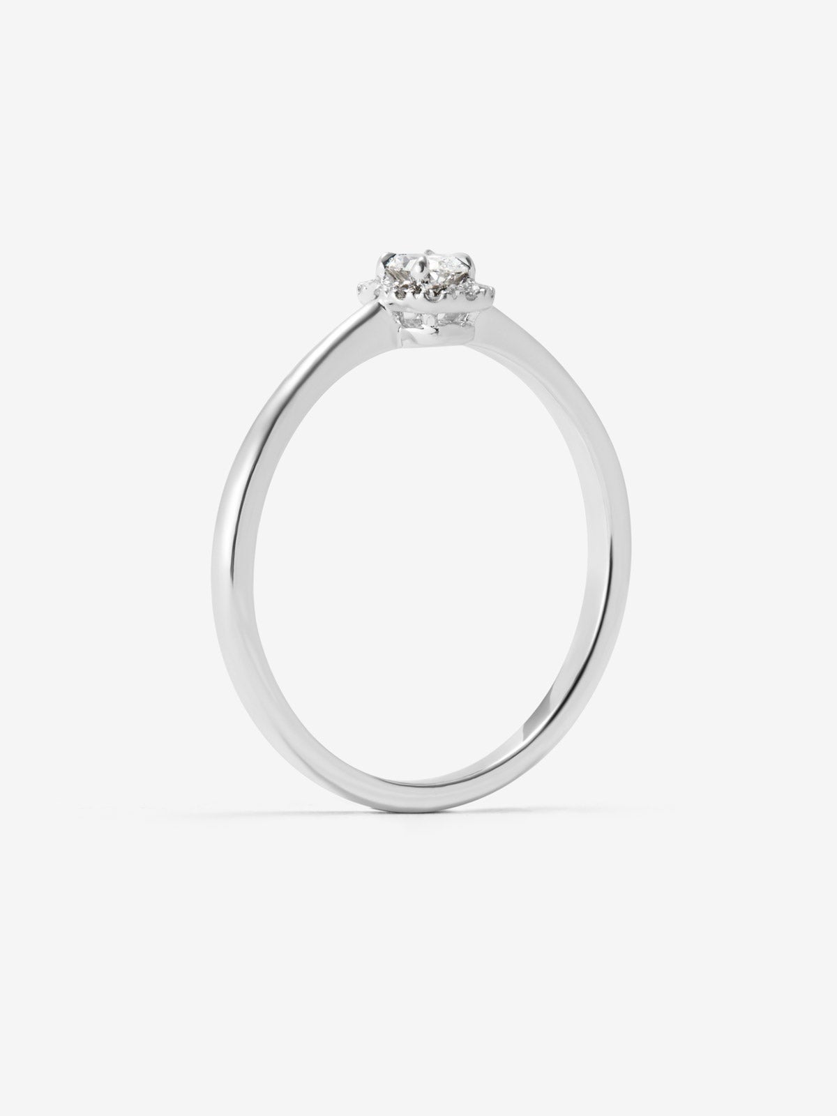 Anillo de oro blanco de 18K con esmeralda en talla oval de 0,12 cts y 10 diamantes en talla brillante con un total de 0,06 cts