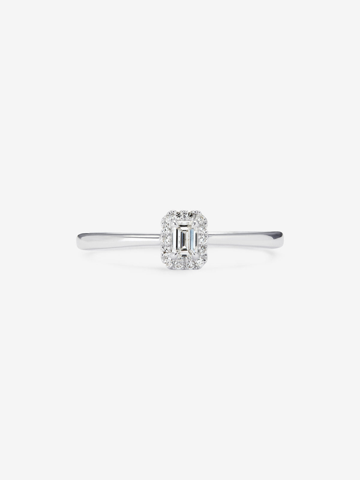 Anillo de oro 18kt con diamante en talla esmeralda y diamantes 
