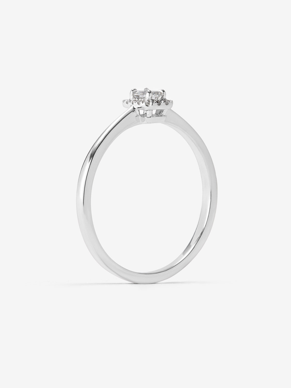 Anillo de oro 18kt con diamante en talla esmeralda y diamantes 