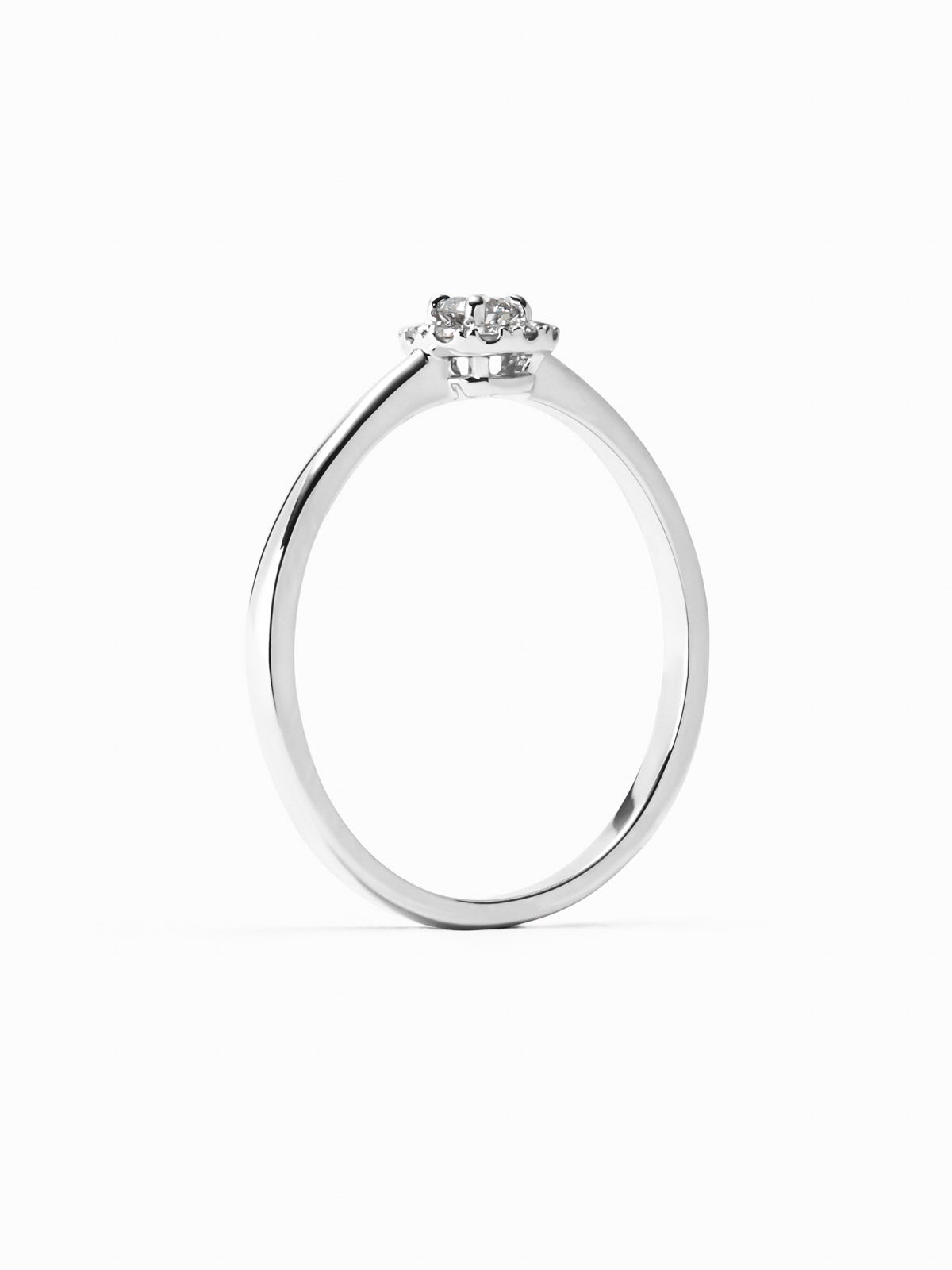 Anillo de oro blanco de 18K con diamante central en talla brillante de 0,13 cts y  diamantes en talla brillante con un total de 0,44 cts