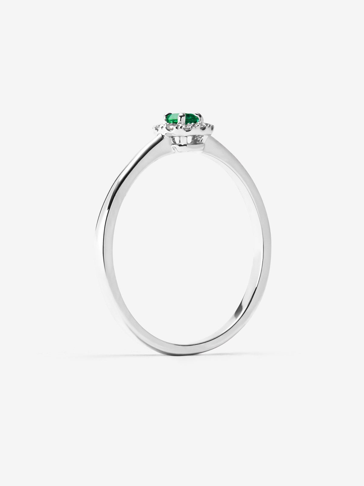 Anillo de oro blanco de 18K con esmeralda verde en talla brillante de 0,44 cts y diamantes en talla brillante con un total de 0,10 cts