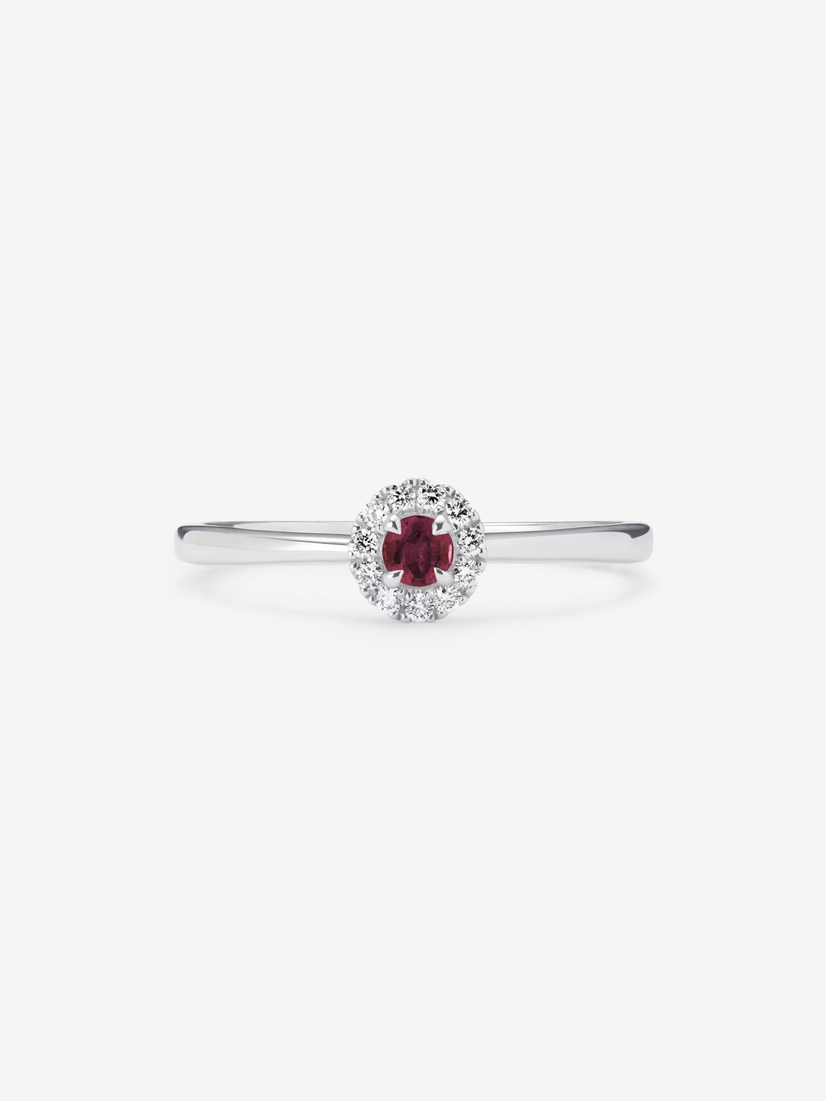 Anillo de oro blanco de 18K con rubí en talla brillante y diamantes en talla brillante