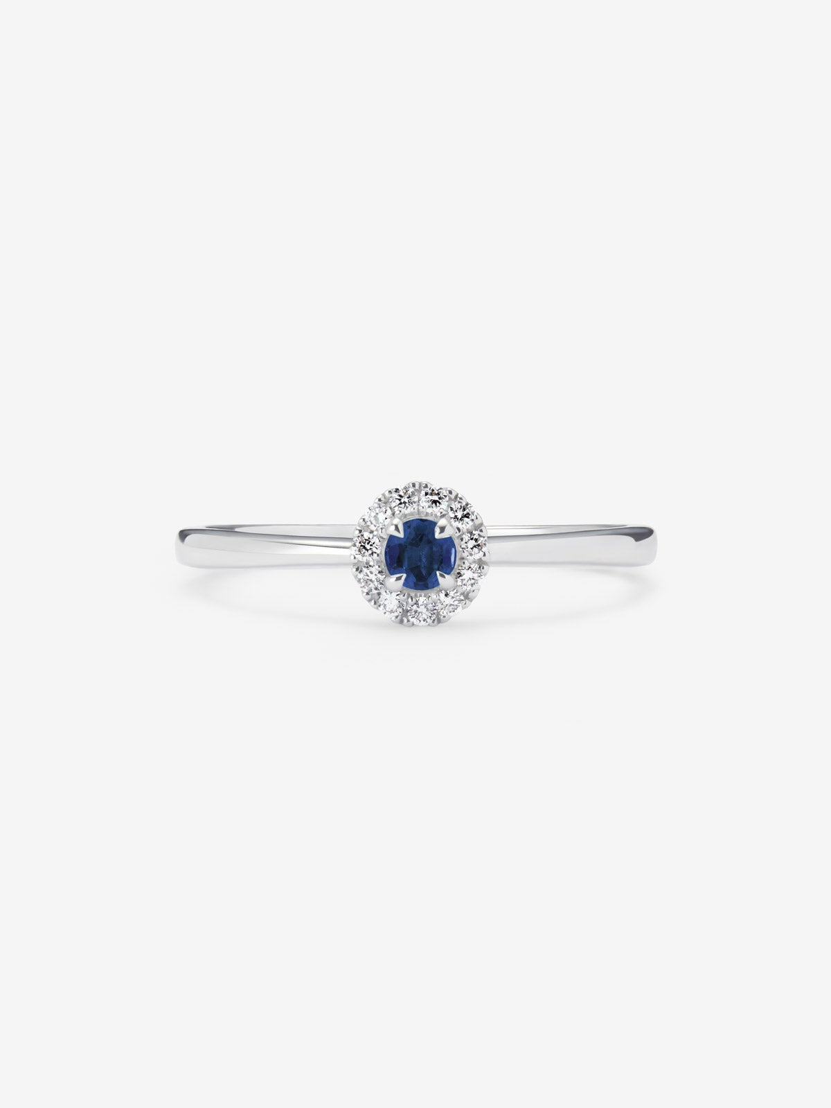 Anillo de oro blanco de 18K con zafiro azul en talla brillante de 0,2 cts y 10 diamantes en talla brillante con un total de 0,08 cts