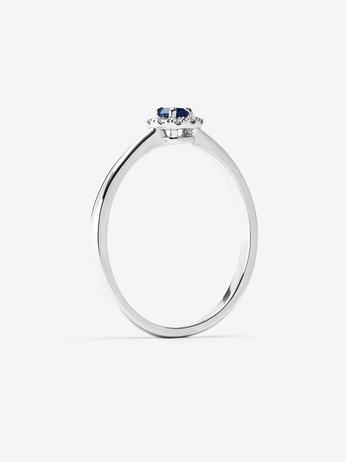 Anillo de oro blanco de 18K con zafiro azul en talla brillante de 0,2 cts y 10 diamantes en talla brillante con un total de 0,08 cts