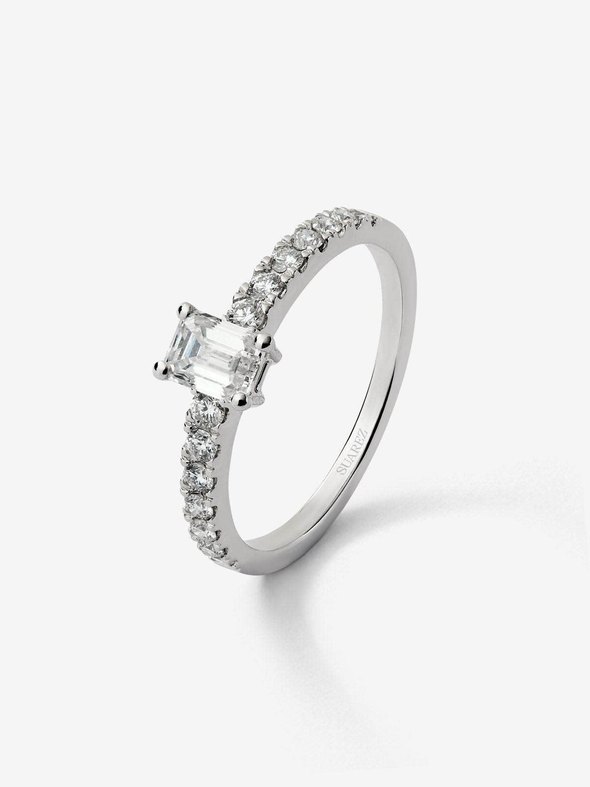 Anillo de oro blanco de 18K con diamante central en talla brillante de 0,08 cts y 11 diamantes en talla brillante con un total de 0,06 cts
