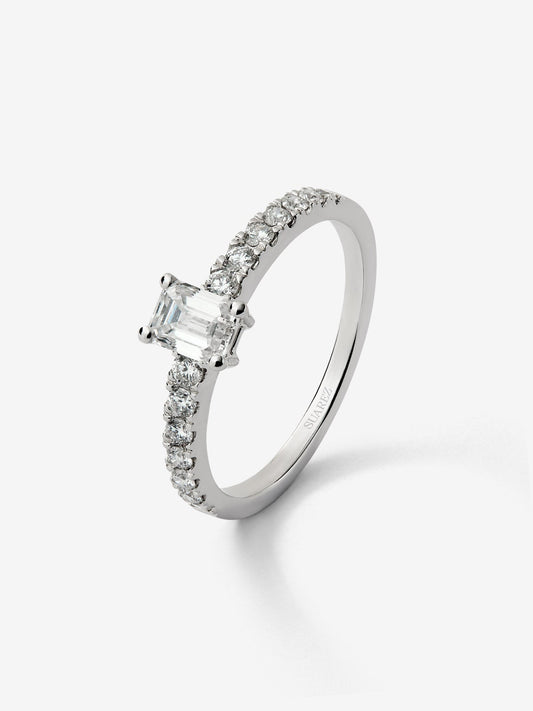 Anillo de oro blanco de 18K con diamante central en talla brillante de 0,08 cts y 11 diamantes en talla brillante con un total de 0,06 cts