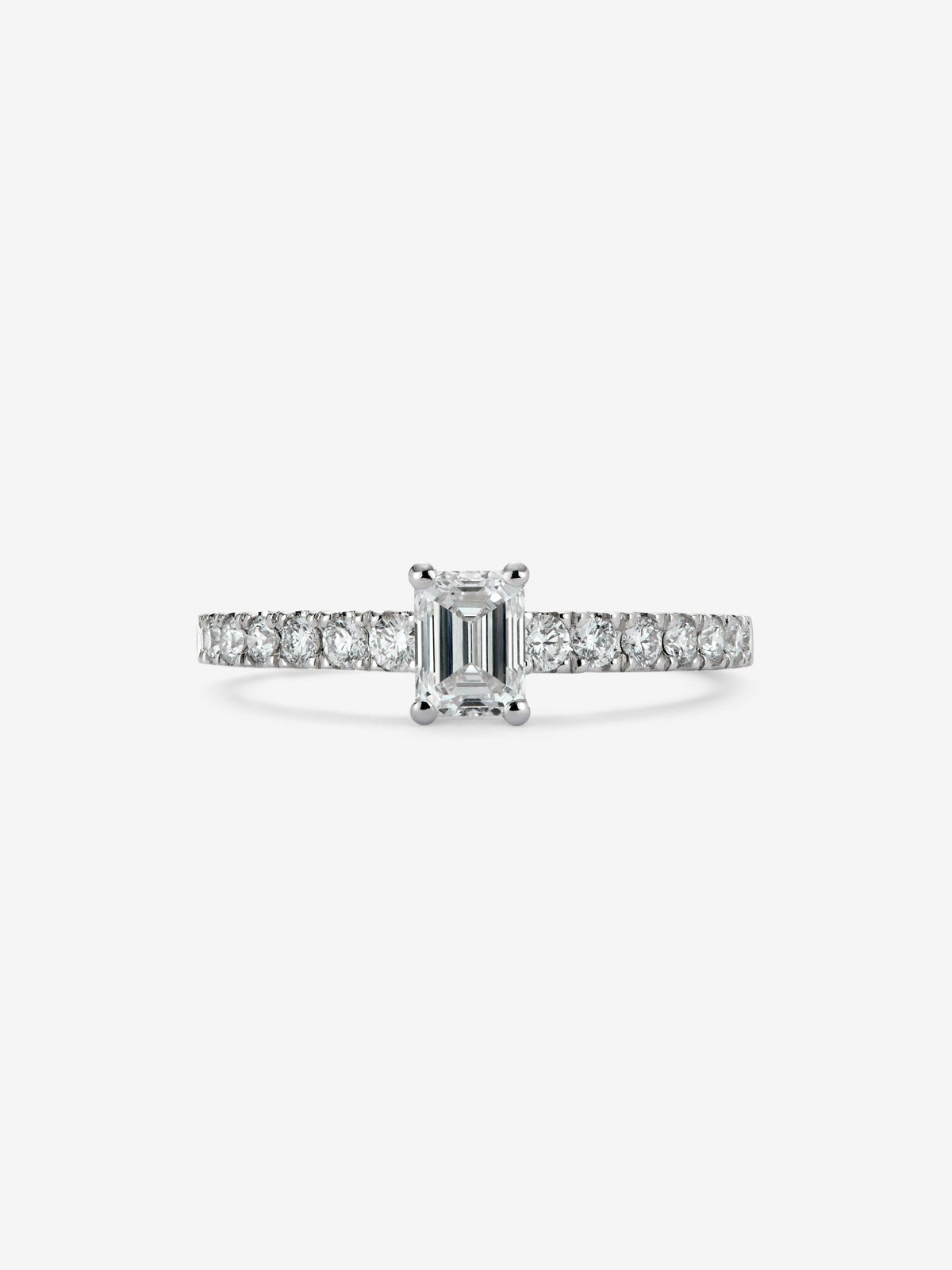 Anillo de oro blanco de 18K con diamante central en talla brillante de 0,08 cts y 11 diamantes en talla brillante con un total de 0,06 cts