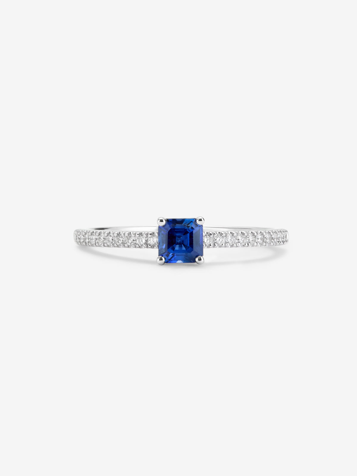 Anillo de oro blanco de 18K con zafiro central en talla brillante de 0,4 cts y  diamantes en talla brillante con un total de 0,132cts