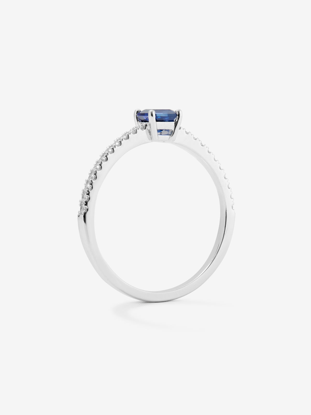 Anillo de oro blanco de 18K con zafiro central en talla brillante de 0,4 cts y  diamantes en talla brillante con un total de 0,132cts