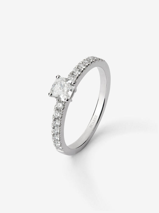 Anillo de oro blanco de 18K con diamante en talla princesa de 0,5 cts y 14 diamantes en talla brillante con un total de 0,25 cts