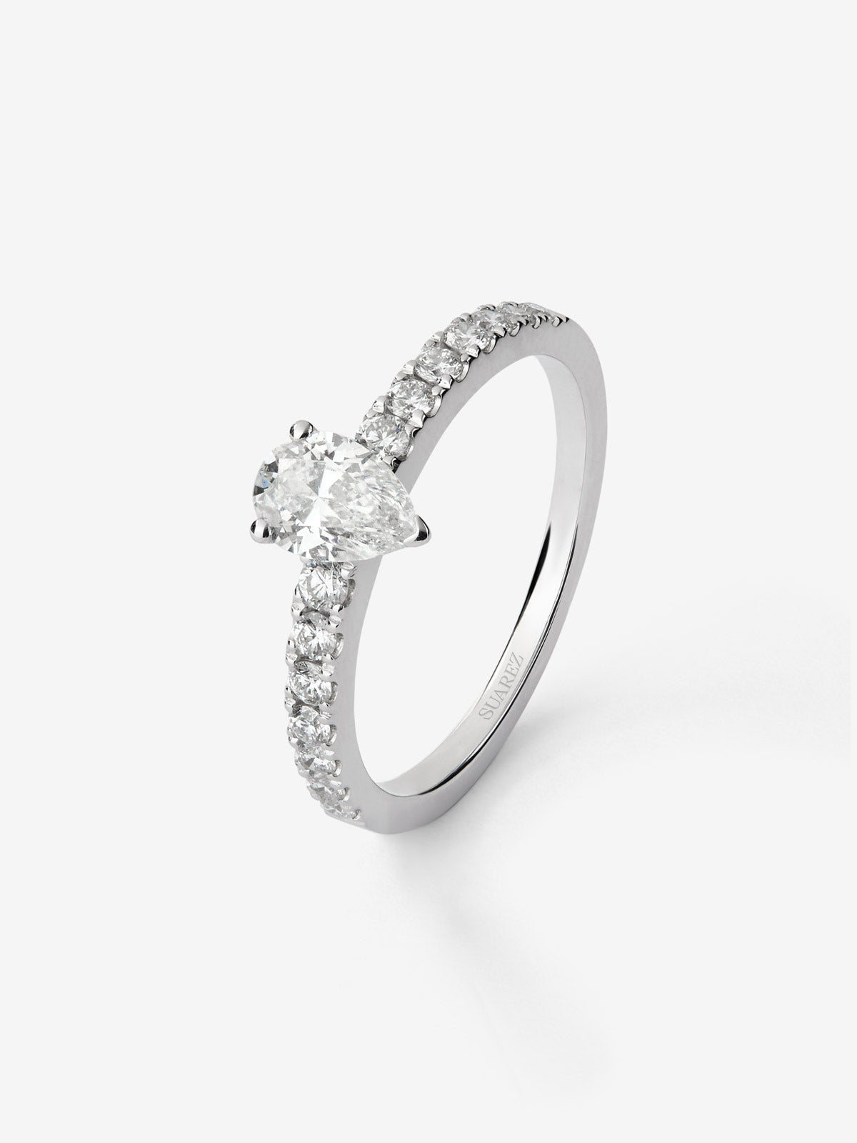 Anillo de oro blanco de 18K con diamante central en talla brillante de 0,5 cts y 11 diamantes en talla brillante con un total de 0,296 cts