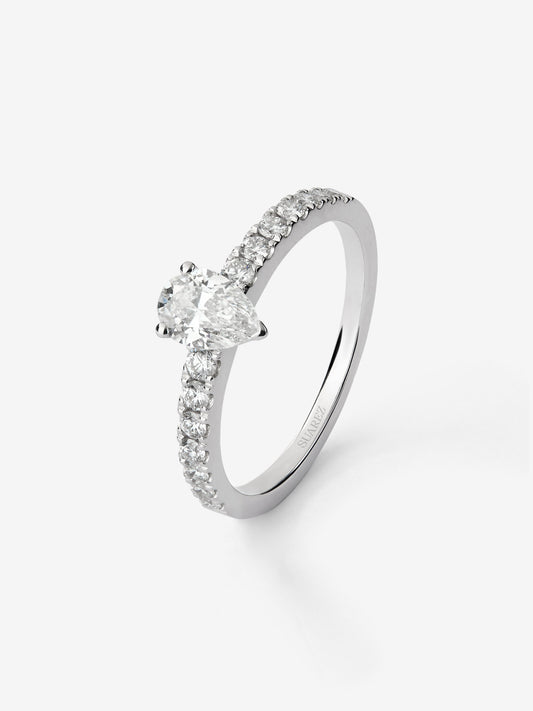 Anillo de oro blanco de 18K con diamante central en talla brillante de 0,5 cts y 11 diamantes en talla brillante con un total de 0,296 cts