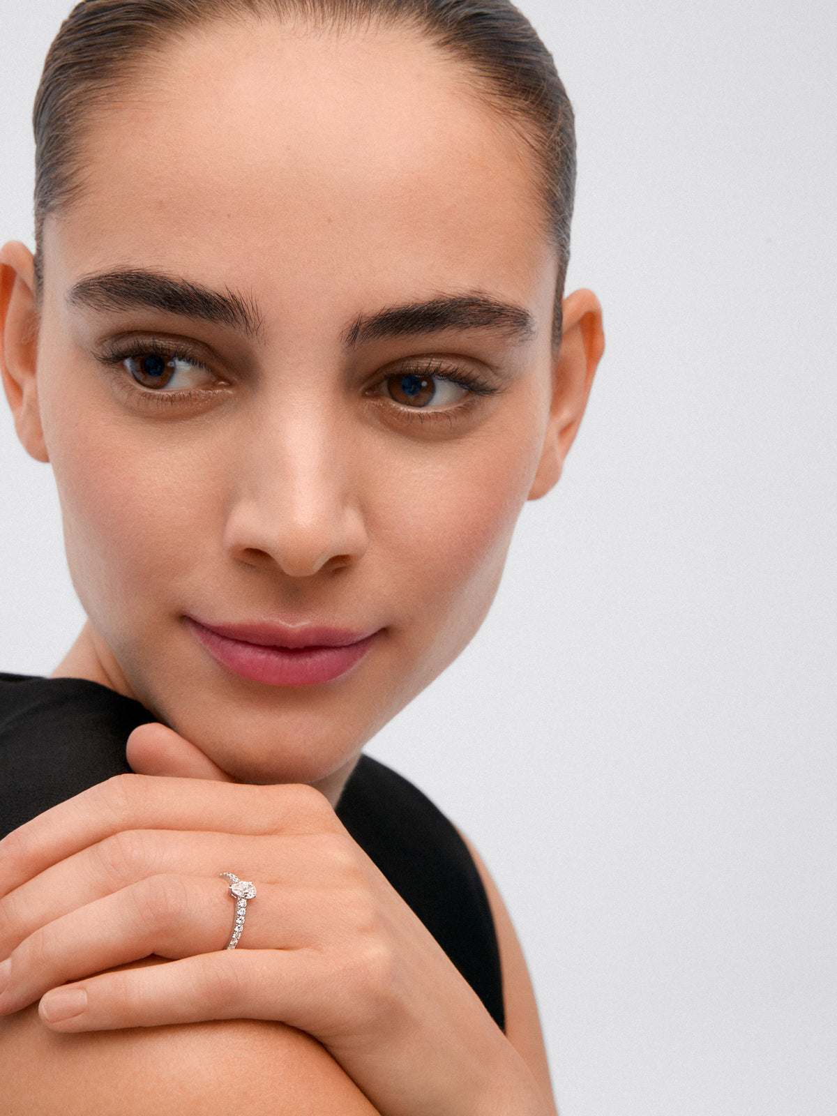 Anillo de oro blanco de 18K con diamante central en talla brillante de 0,5 cts y 11 diamantes en talla brillante con un total de 0,296 cts