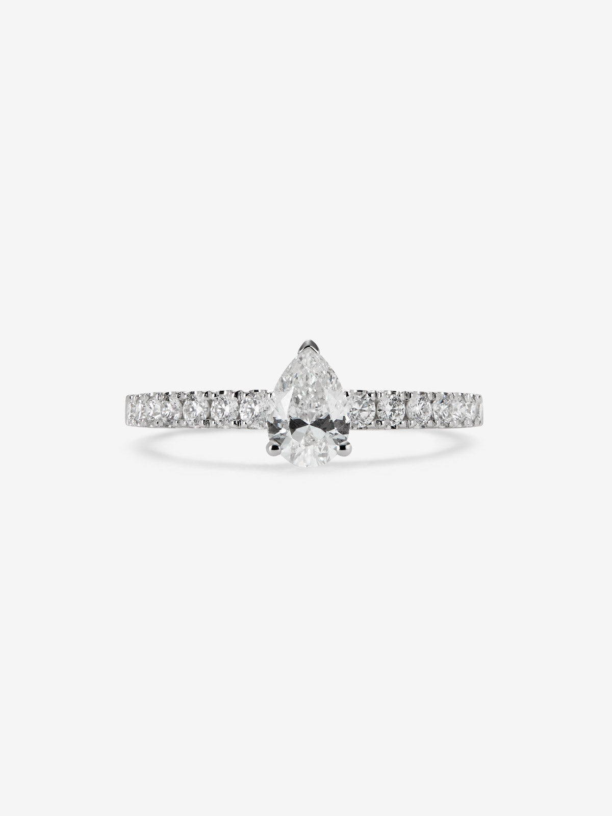 Anillo de oro blanco de 18K con diamante central en talla brillante de 0,5 cts y 11 diamantes en talla brillante con un total de 0,296 cts
