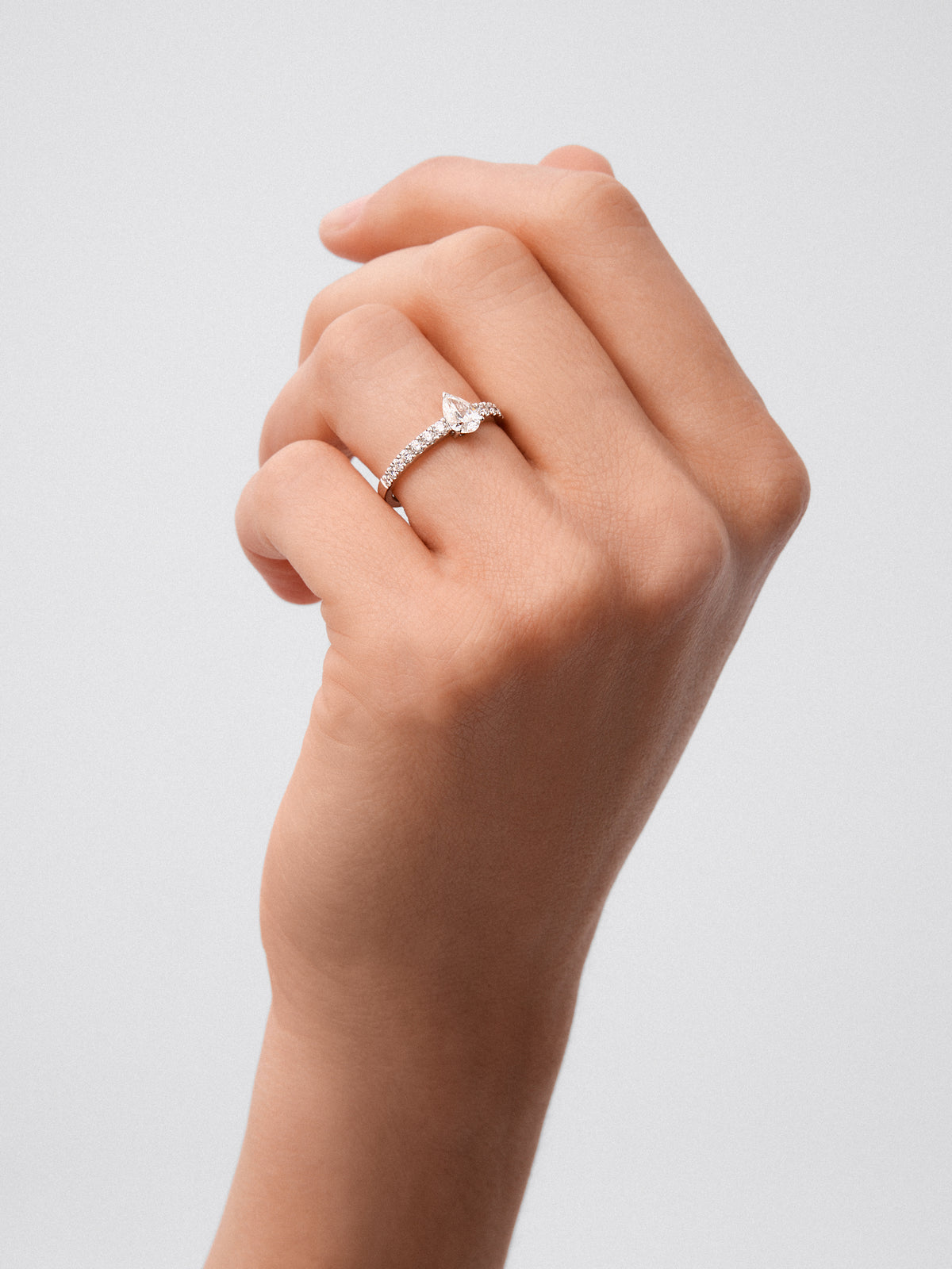 Anillo de oro blanco de 18K con diamante central en talla brillante de 0,5 cts y 11 diamantes en talla brillante con un total de 0,296 cts