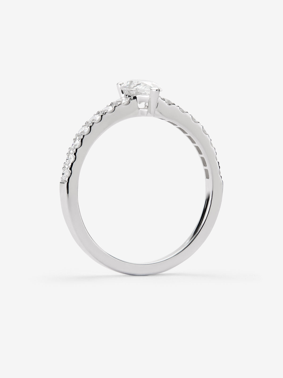Anillo de oro blanco de 18K con diamante central en talla brillante de 0,5 cts y 11 diamantes en talla brillante con un total de 0,296 cts