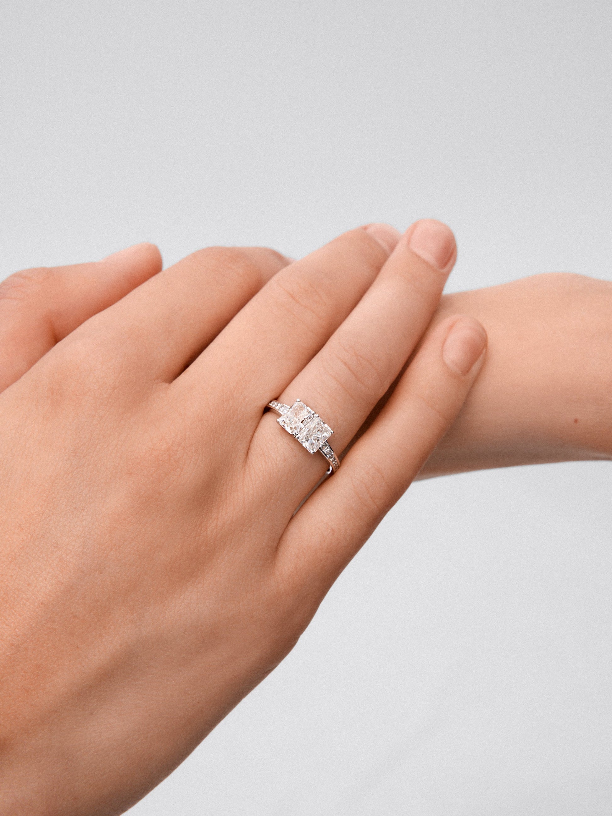 Anillo de Alta Joyería en oro blanco de 18K con diamantes