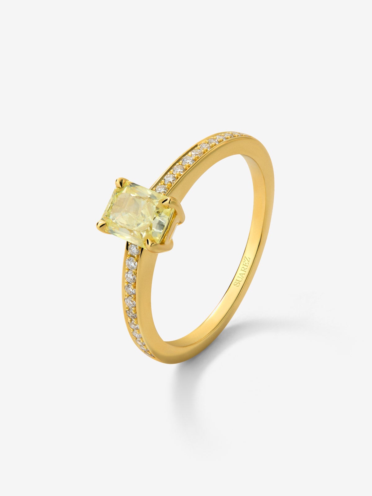 Anillo solitario de oro amarillo de 18K con diamante central Fancy Yellow en talla radiant de 1,03 cts y  diamantes  con un total de 0,15 cts