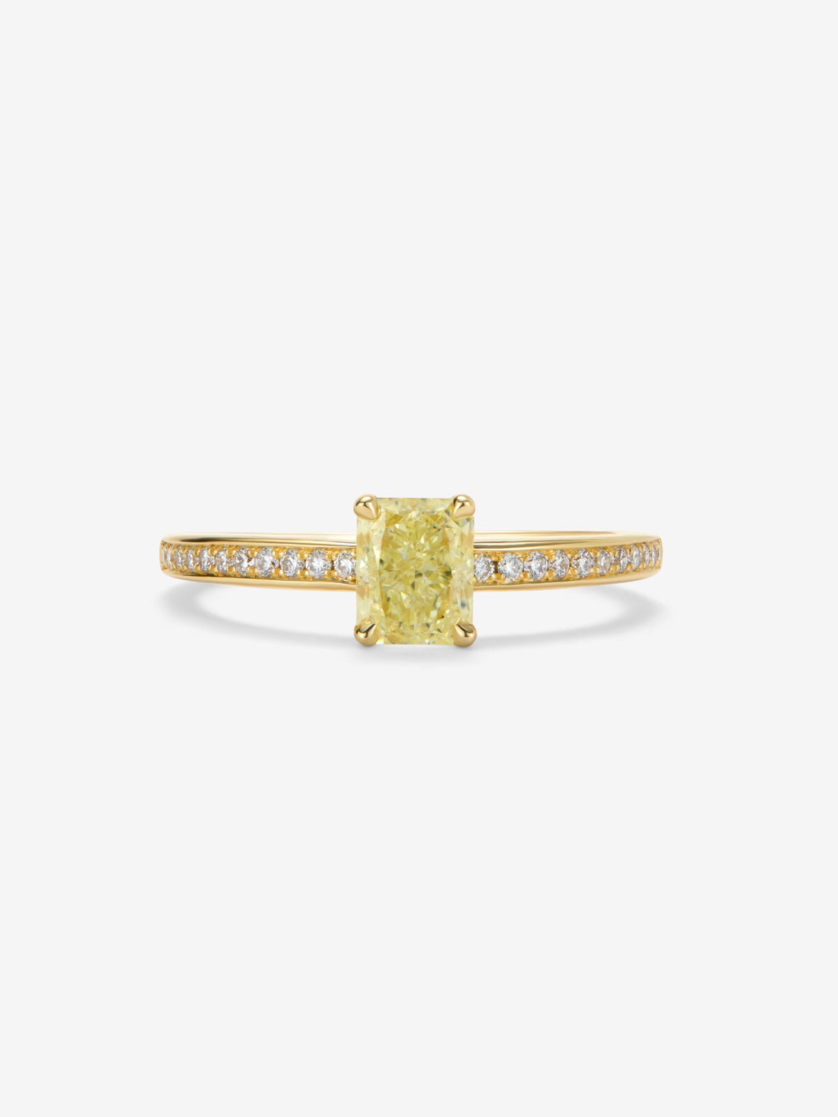 Anillo solitario de oro amarillo de 18K con diamante central Fancy Yellow en talla radiant de 1,03 cts y  diamantes  con un total de 0,15 cts