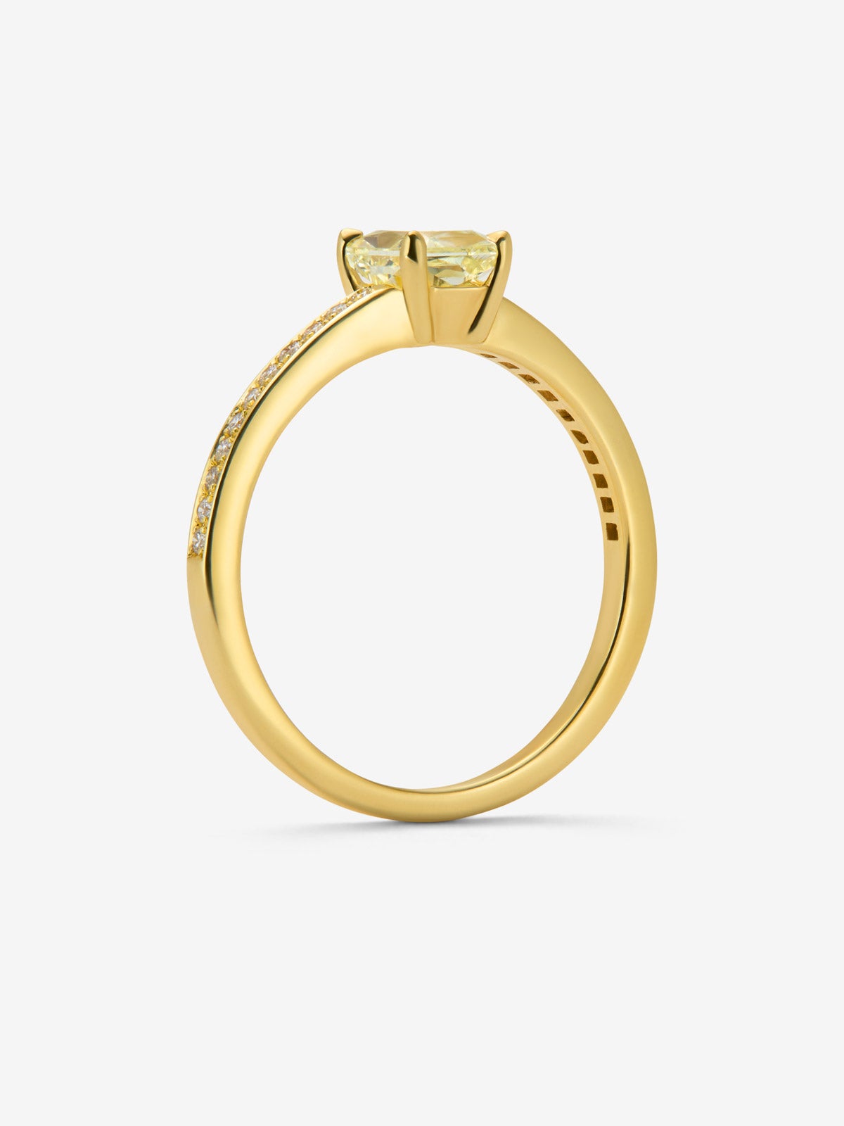 Anillo solitario de oro amarillo de 18K con diamante central Fancy Yellow en talla radiant de 1,03 cts y  diamantes  con un total de 0,15 cts