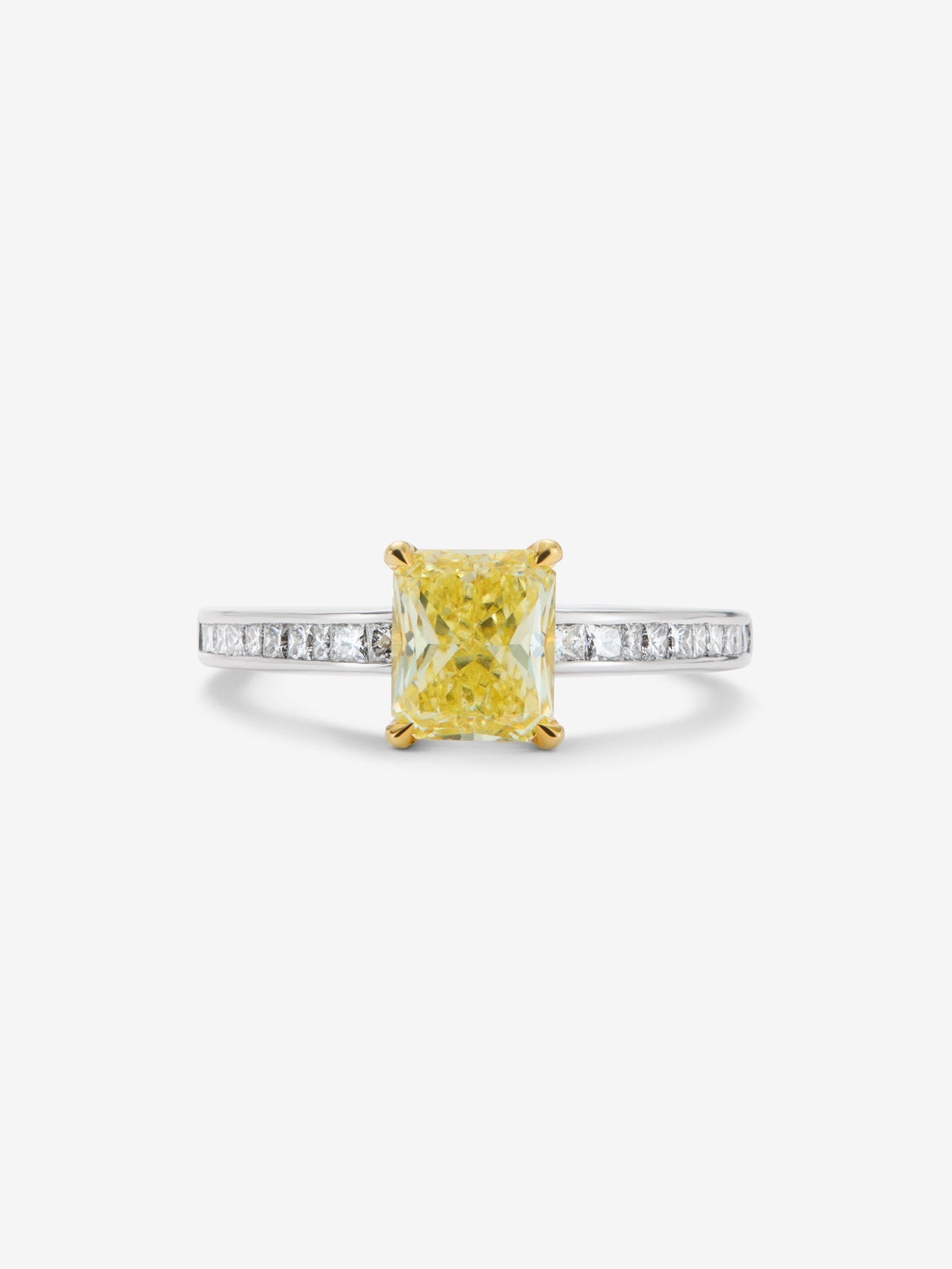 Anillo solitario de oro blanco y amarillo de 18K con diamante central Fancy Yellow en talla radiant de 1,19 cts y  18 diamantes en talla brillante con un total de 0,236 cts