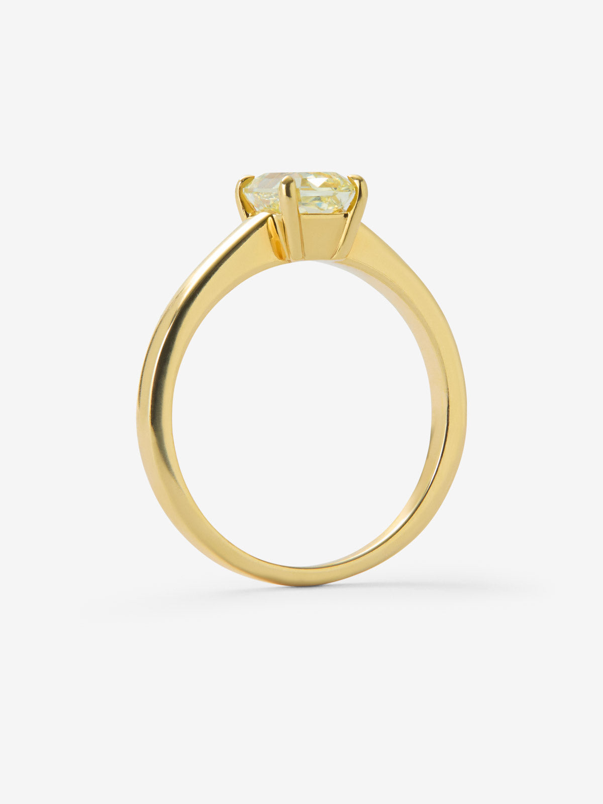 Anillo solitario de oro amarillo de 18K con diamante central Fancy Yellow en talla radiant de 0,70 cts 