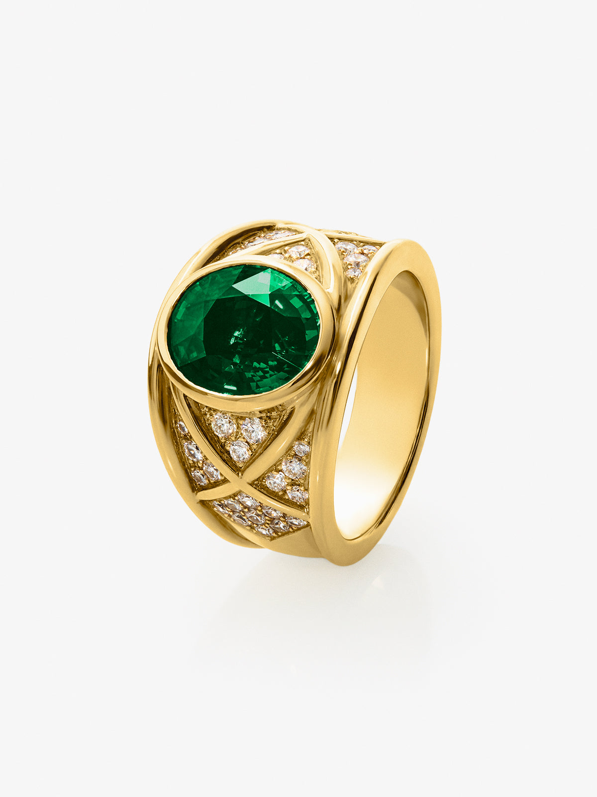 Anillo de oro amarillo de 18K con esmeralda en talla oval de 1,9 cts y 40 diamantes en talla brillante con un total de 0,3 cts