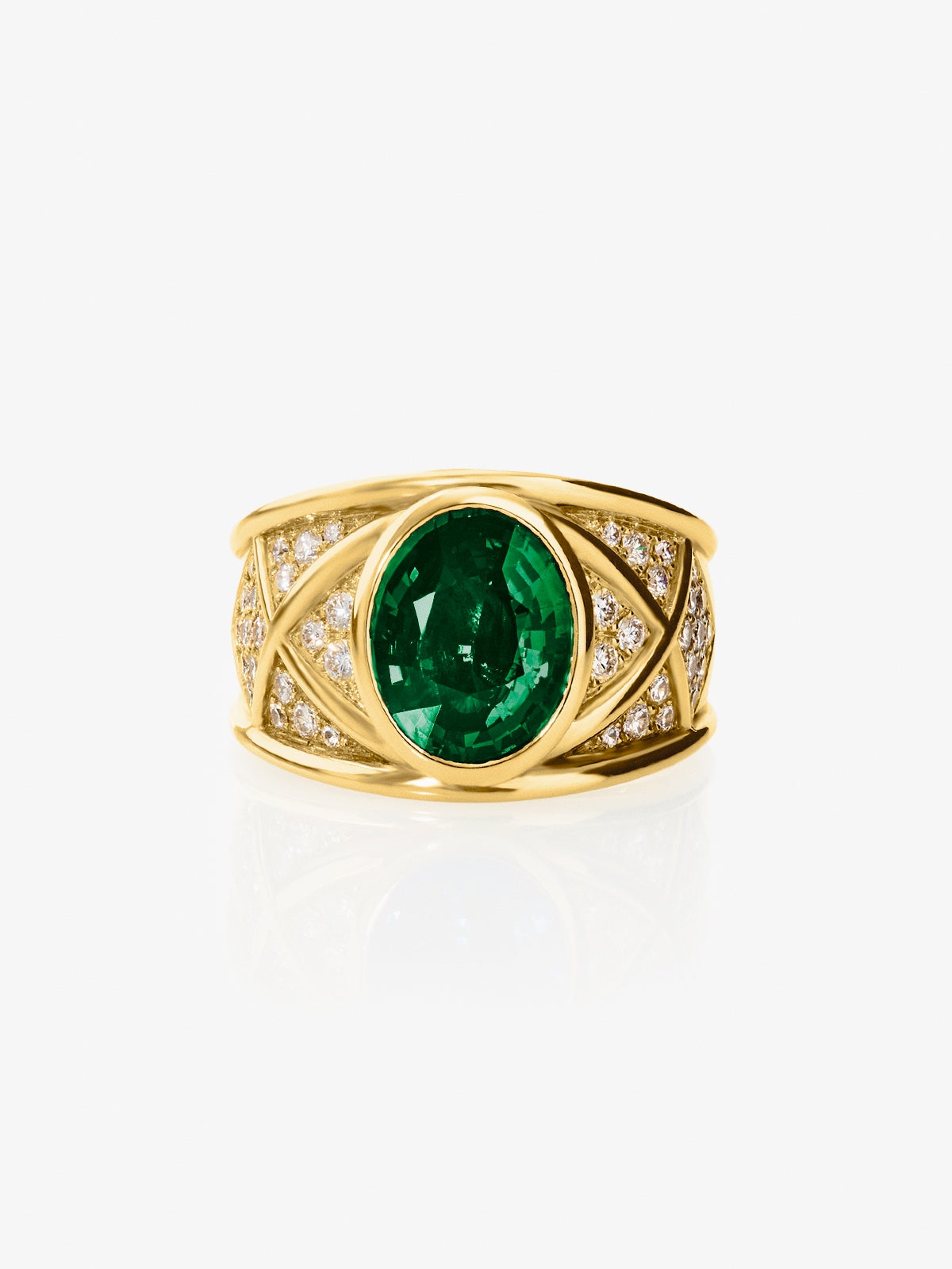 Anillo de oro amarillo de 18K con esmeralda en talla oval de 1,9 cts y 40 diamantes en talla brillante con un total de 0,3 cts