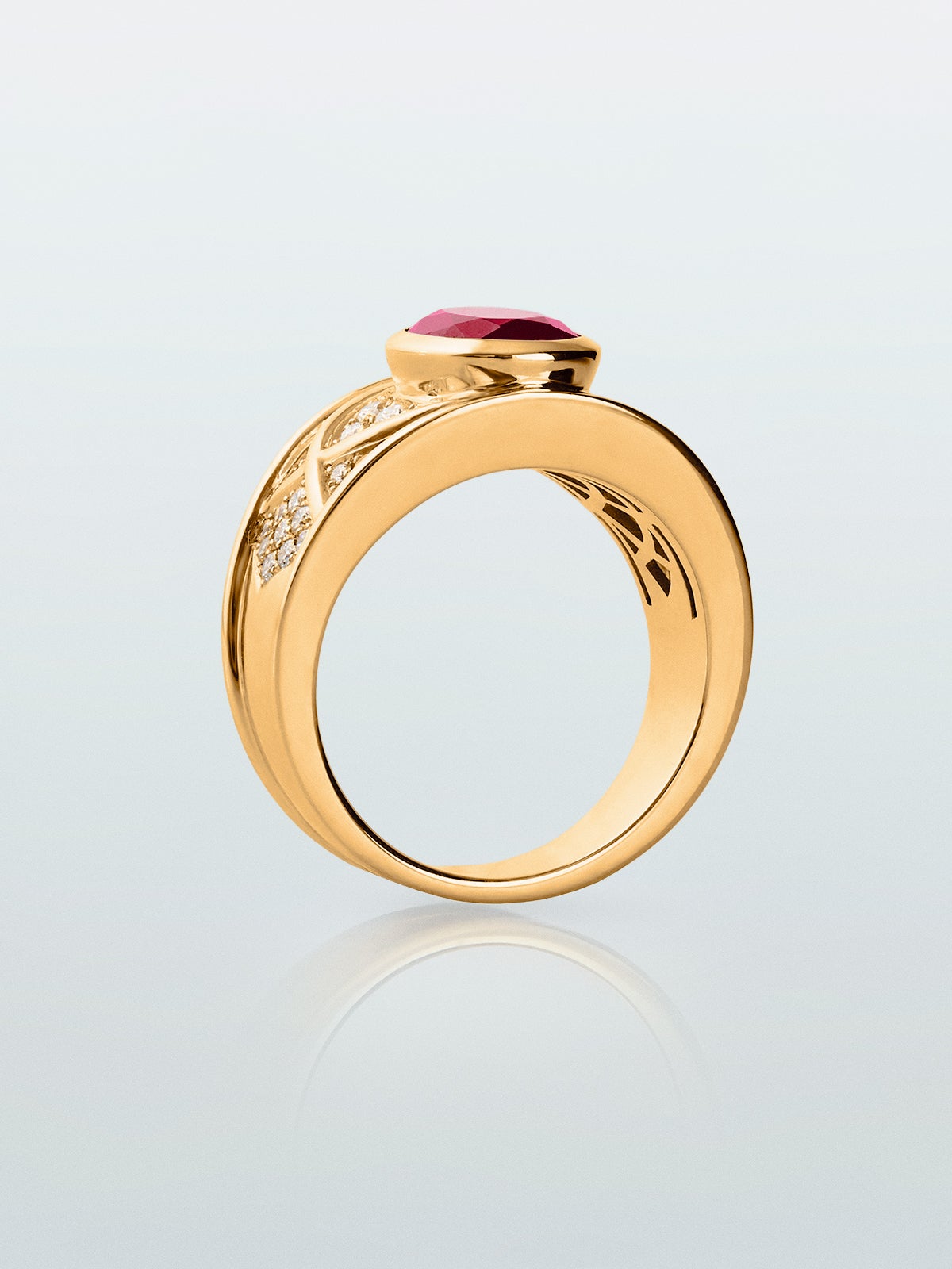 Anillo de oro amarillo de 18K con rubí en talla oval de 2 cts y 40 diamantes en talla brillante con un total de 0,3 cts