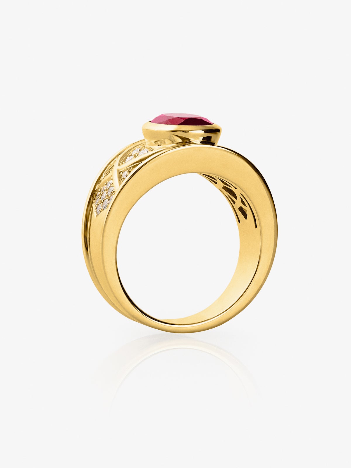 Anillo de oro amarillo de 18K con rubí en talla oval de 2 cts y 40 diamantes en talla brillante con un total de 0,3 cts