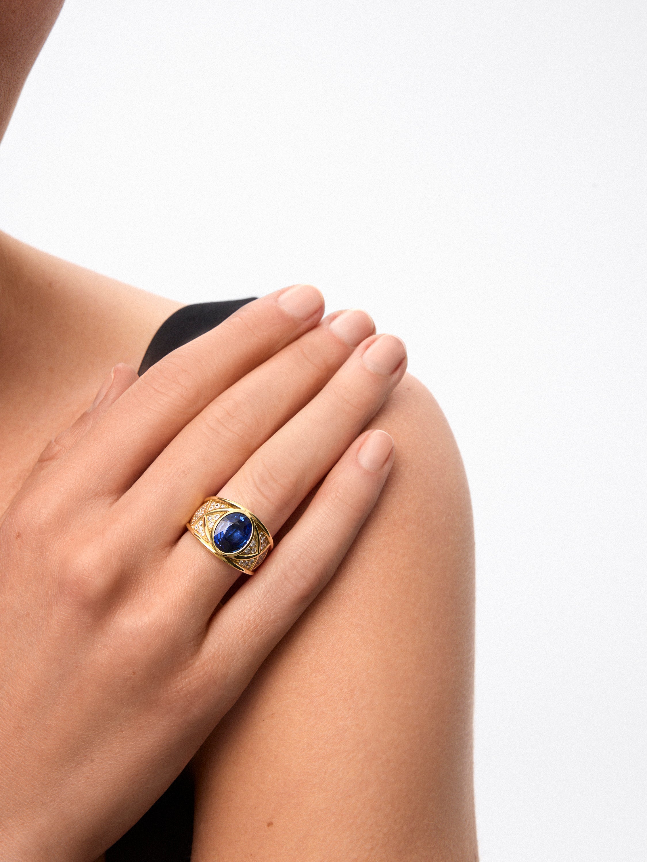 Anillo de oro amarillo de 18K con zafiro azul vivid en talla oval de 4,6 cts y 40 diamantes en talla brillante con un total de 0,5 cts