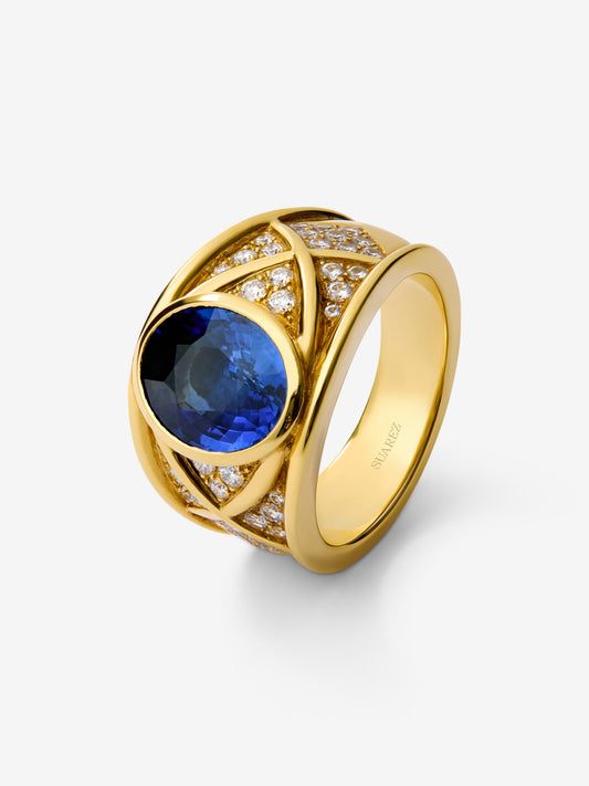 Anillo de oro amarillo de 18K con zafiro azul vivid en talla oval de 4,6 cts y 40 diamantes en talla brillante con un total de 0,5 cts