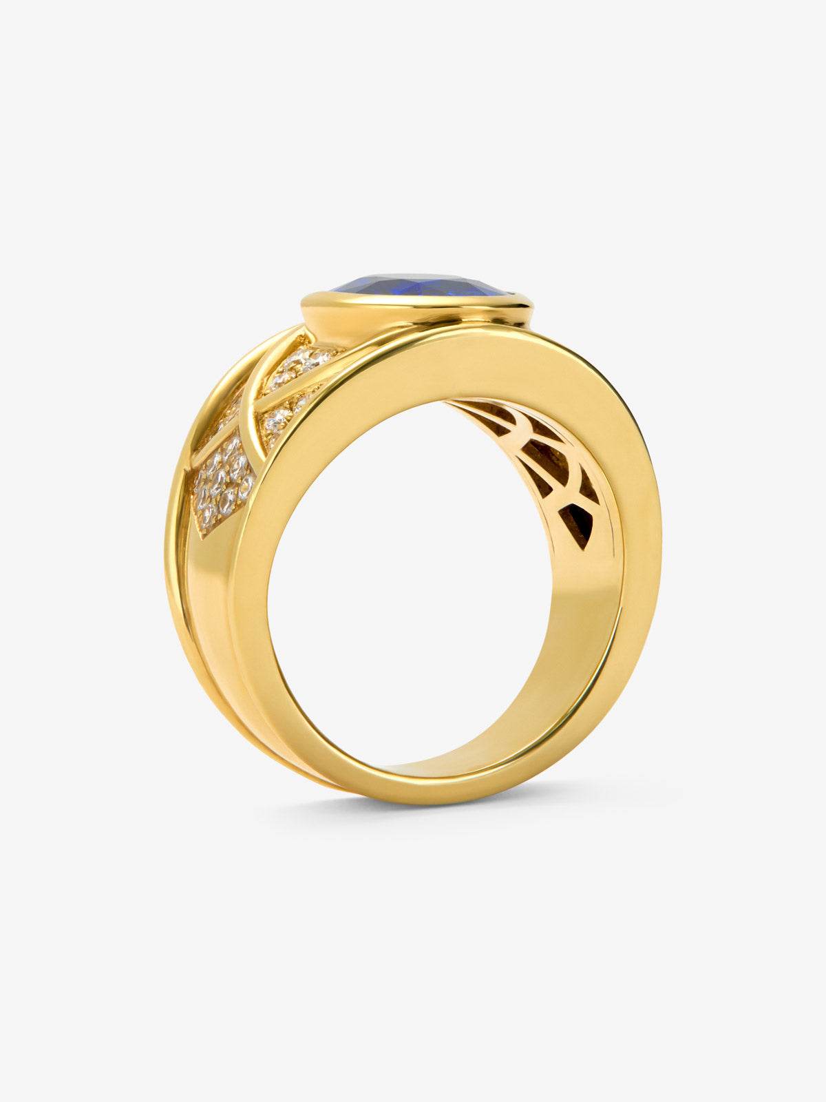 Anillo de oro amarillo de 18K con zafiro azul vivid en talla oval de 4,6 cts y 40 diamantes en talla brillante con un total de 0,5 cts