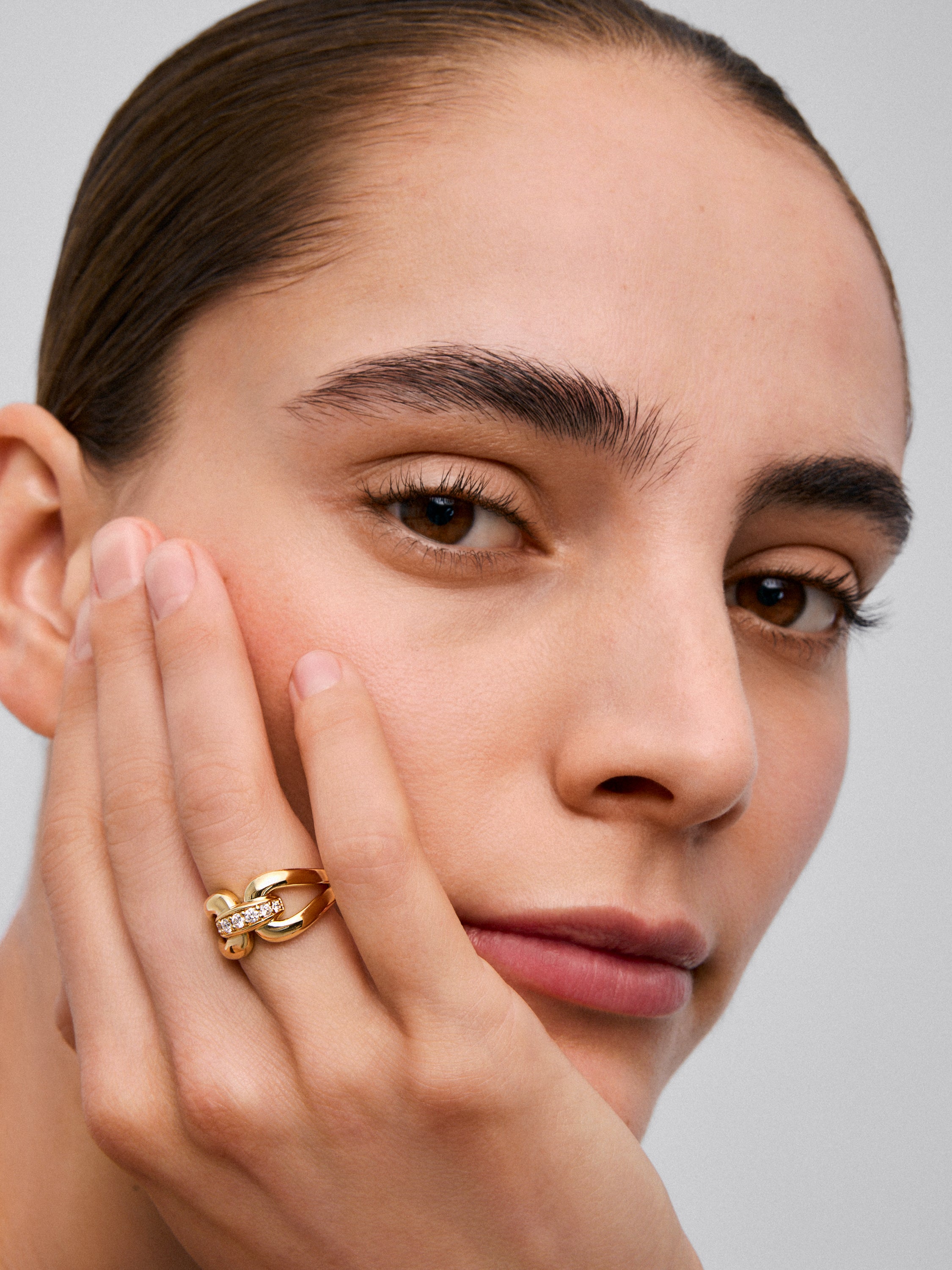 Anillo eslabón de oro amarillo de 18K con 8 diamantes en talla brillante con un total de 0,26 cts