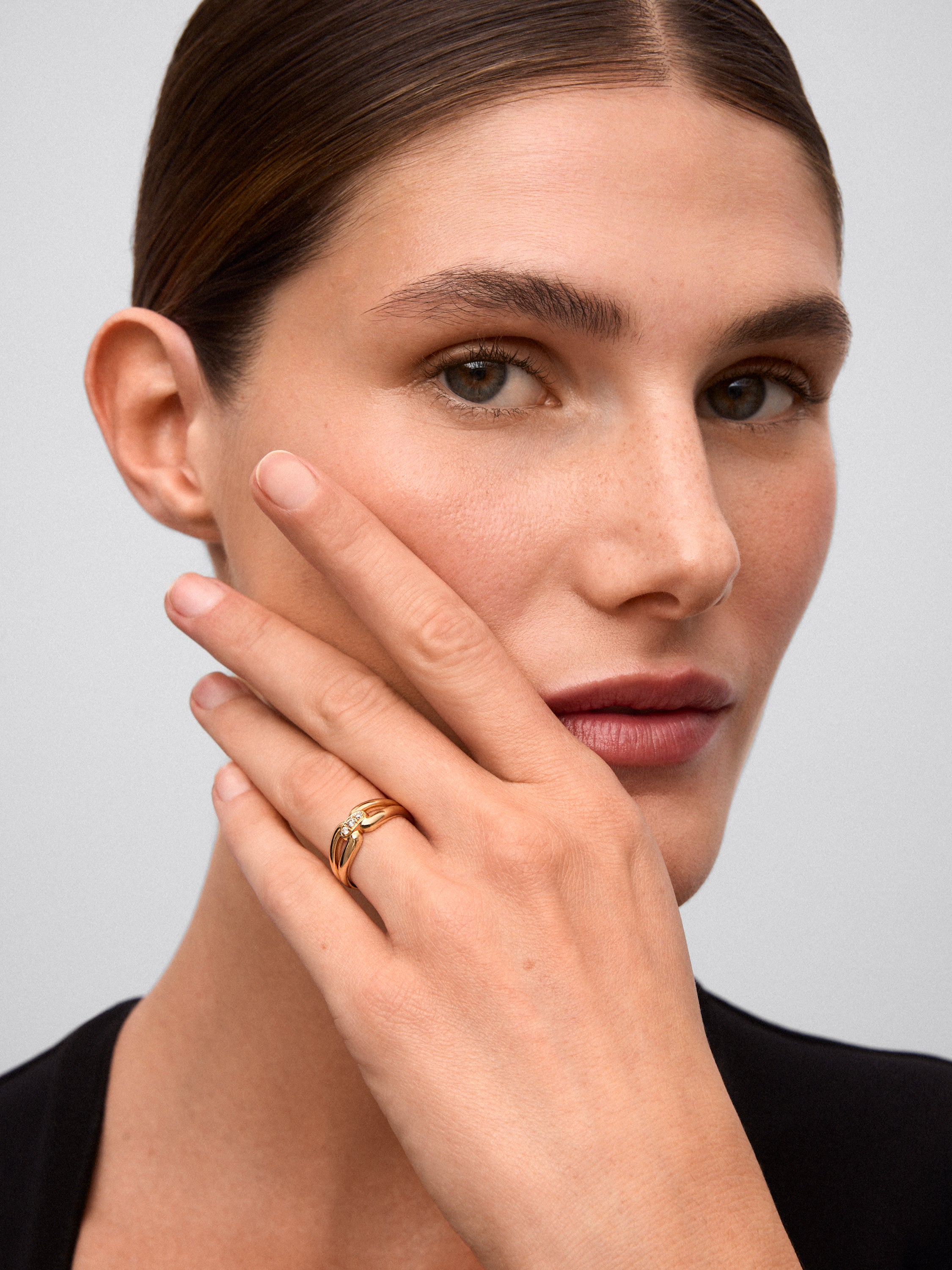 Anillo mini eslabón de oro amarillo de 18K con 3 diamantes en talla brillante con un total de 0,06 cts