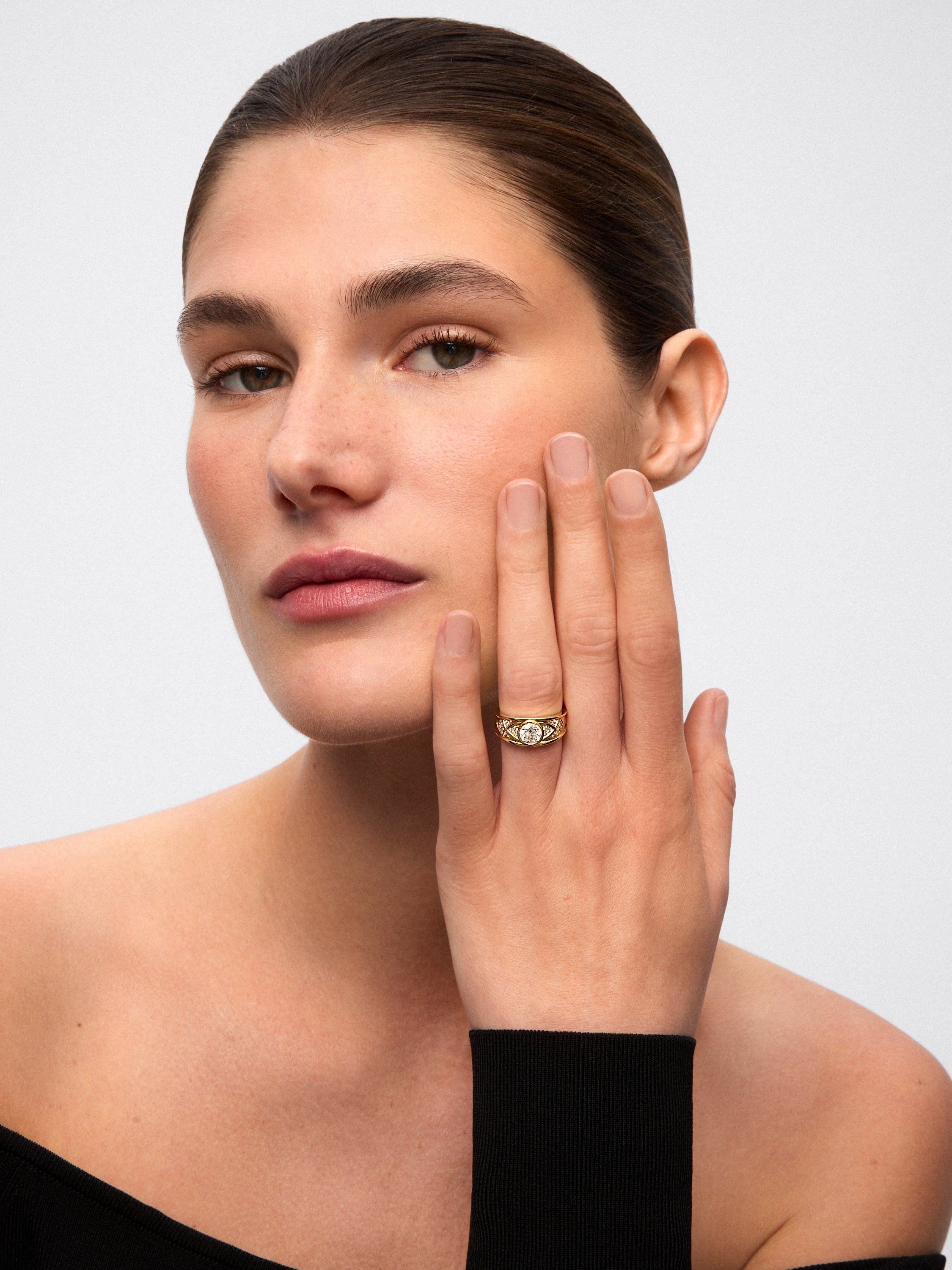 Anillo de oro amarillo de 18K con diamante en talla brillante de 1 ct y 22 diamantes en talla brillante con un total de 0,2 cts