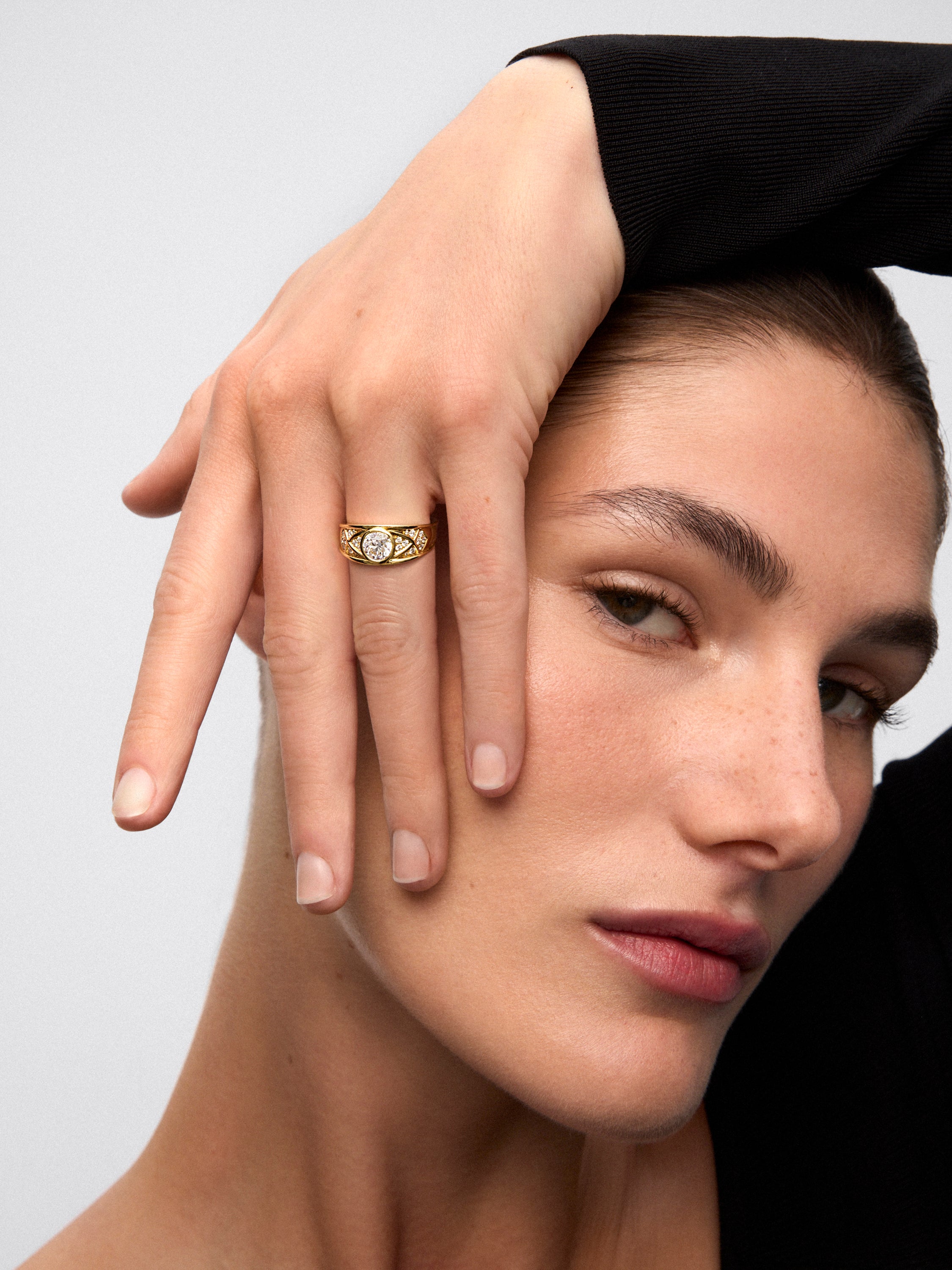 Anillo de oro amarillo de 18K con diamante en talla brillante de 1 ct y 22 diamantes en talla brillante con un total de 0,2 cts