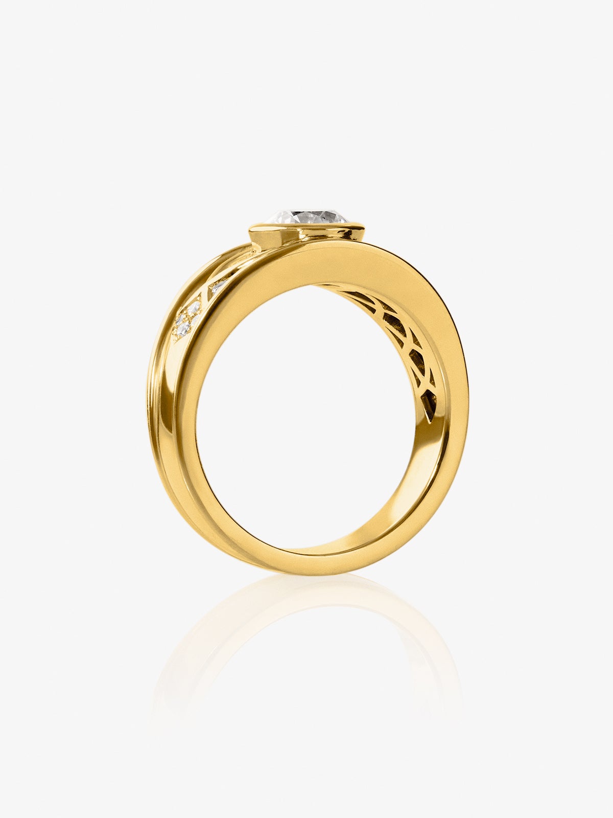 Anillo de oro amarillo de 18K con diamante en talla brillante de 1 ct y 22 diamantes en talla brillante con un total de 0,2 cts