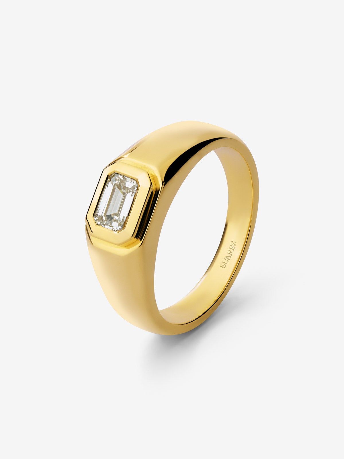 Anillo de oro amarillo de 18K con diamante en talla esmeralda de 1 ct