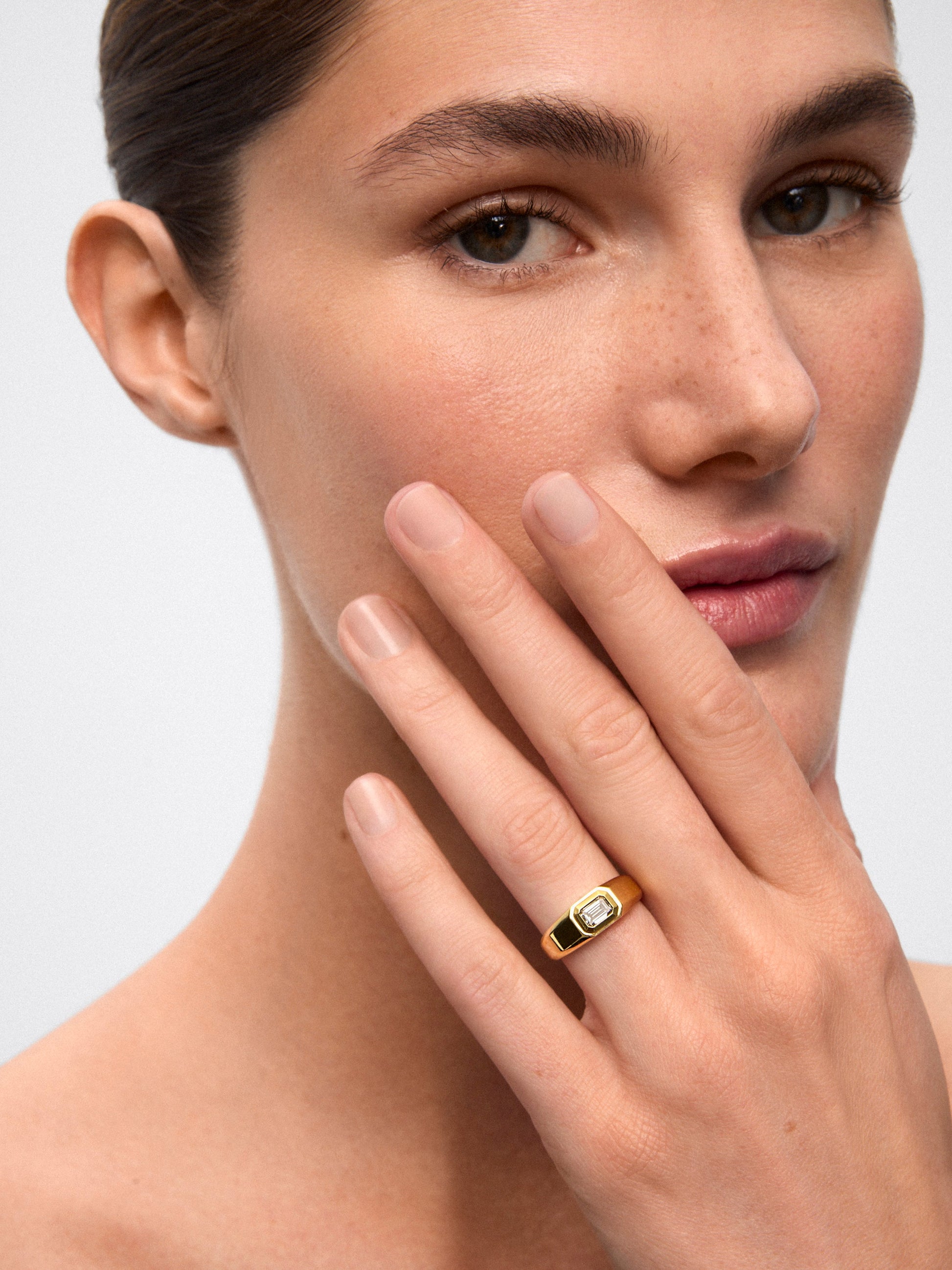 Anillo de oro amarillo de 18K con diamante en talla esmeralda de 1 ct