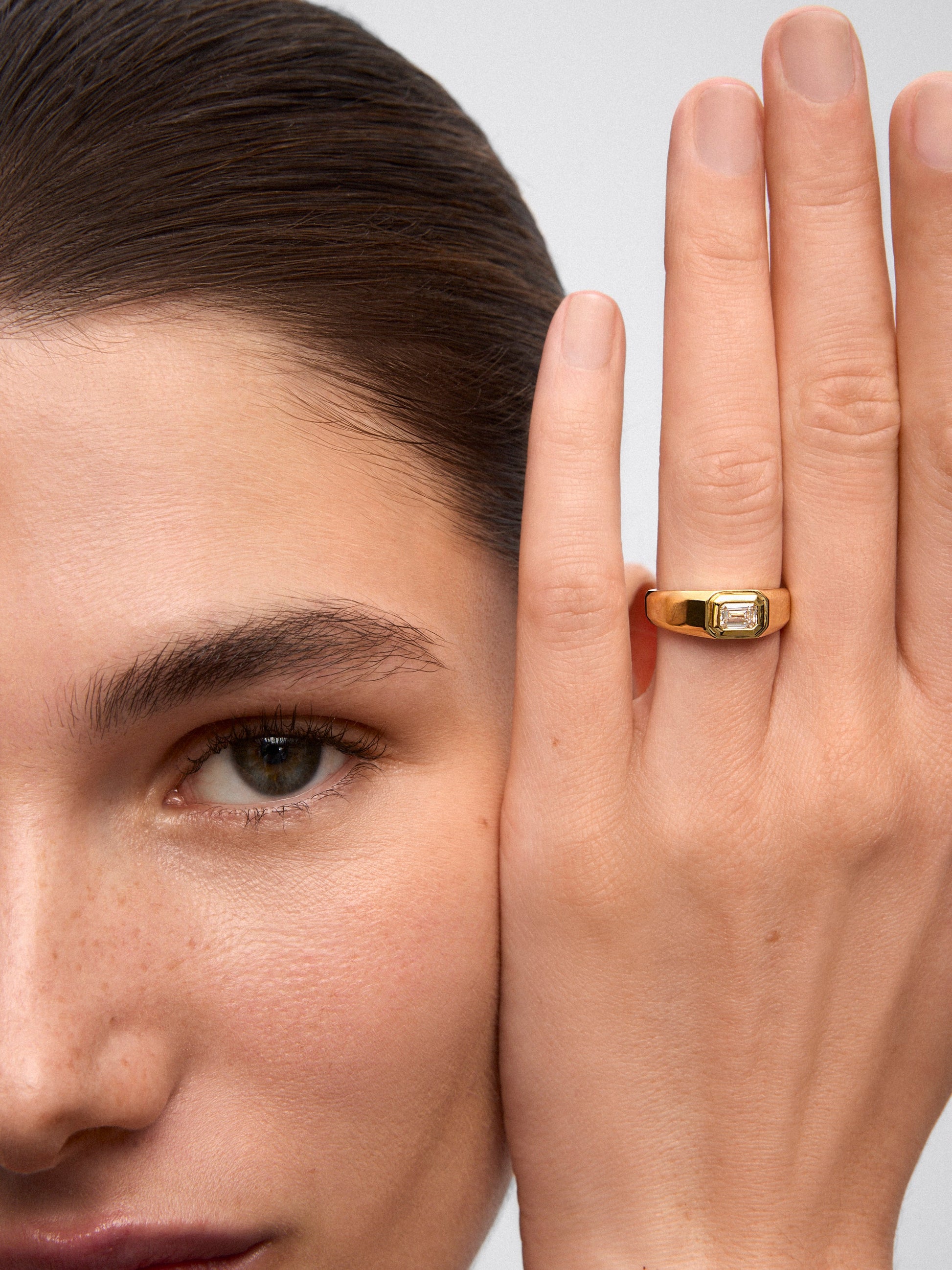 Anillo de oro amarillo de 18K con diamante en talla esmeralda de 1 ct
