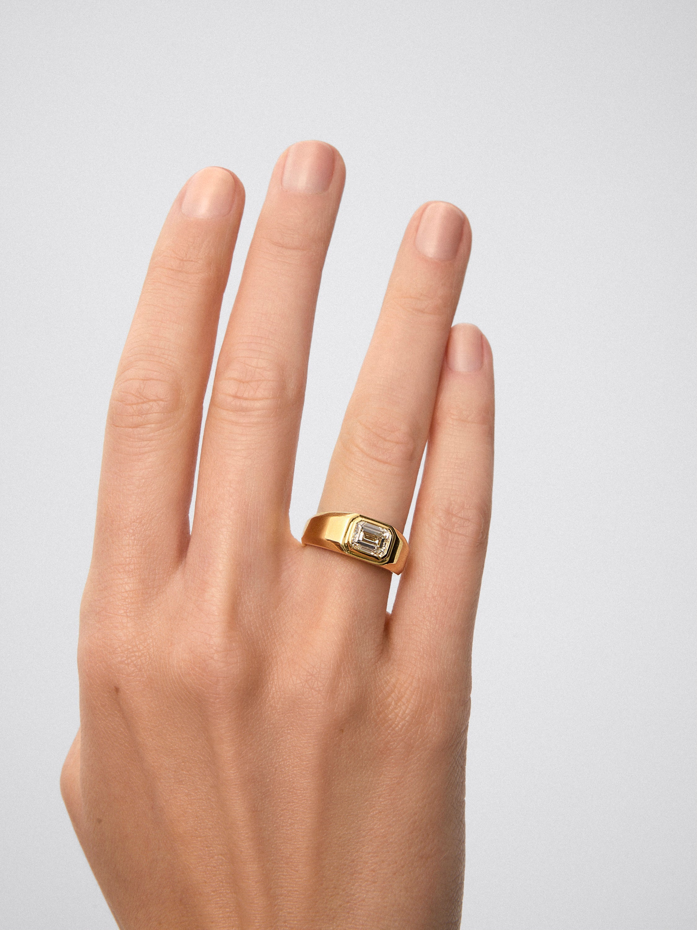 Anillo de oro amarillo de 18K con diamante en talla esmeralda de 1,5 ct