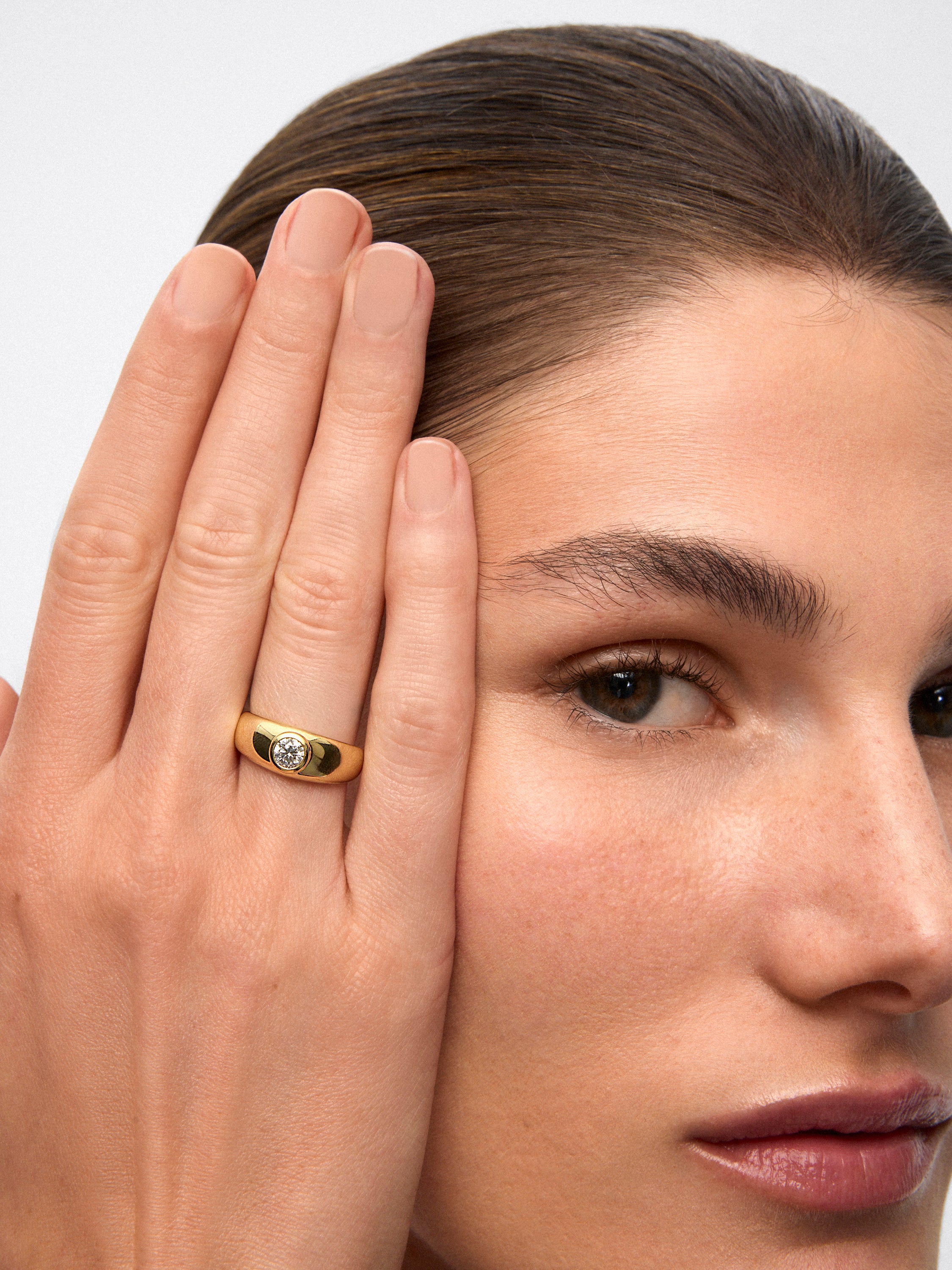 Anillo de oro amarillo de 18K con diamante en talla brillante de 0,4 cts