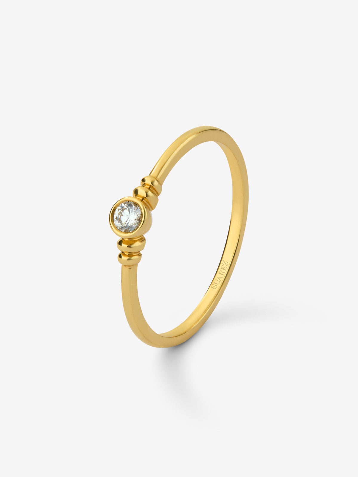 Anillo solitario de oro amarillo de 18K con diamante en talla brillante de 0,07 cts