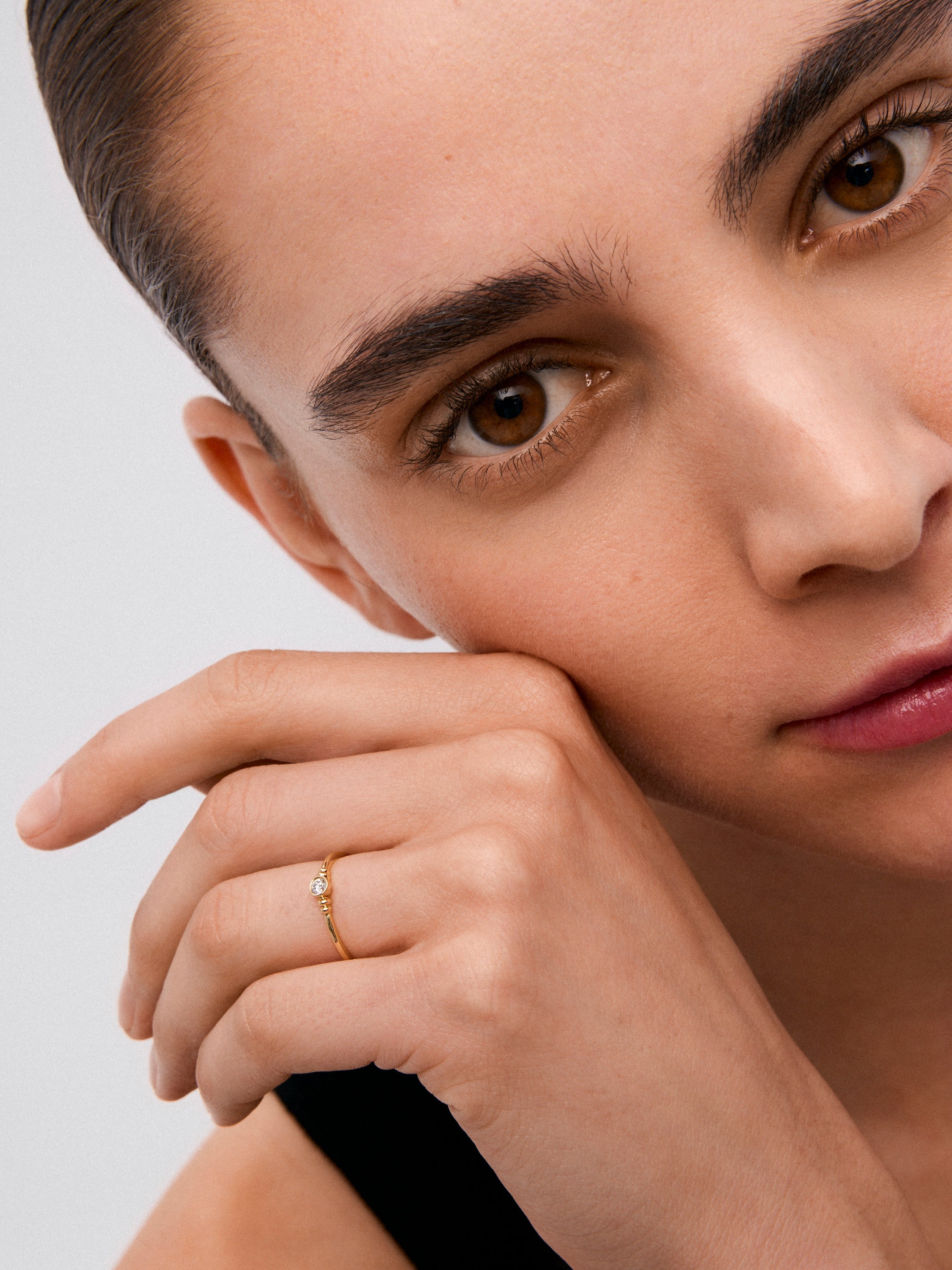 Anillo solitario de oro amarillo de 18K con diamante en talla brillante de 0,07 cts