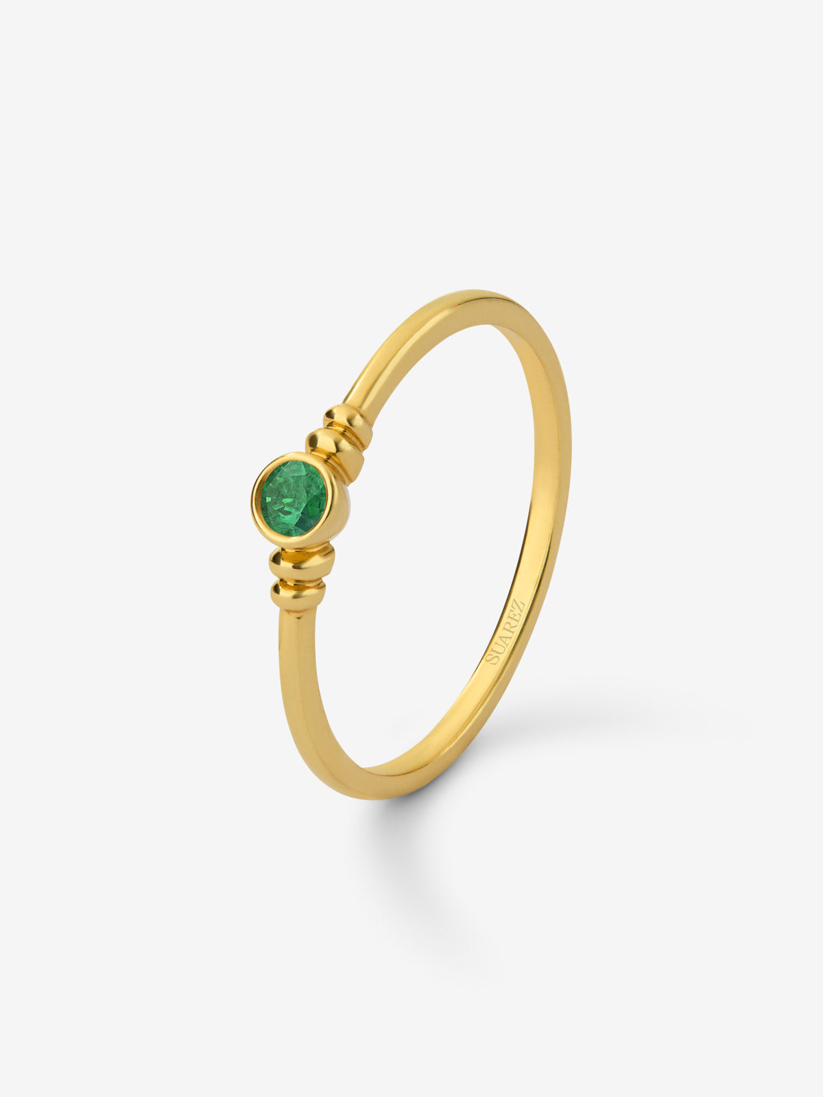 Anillo de oro amarillo de 18K con esmeralda en talla brillante de 0,12 cts