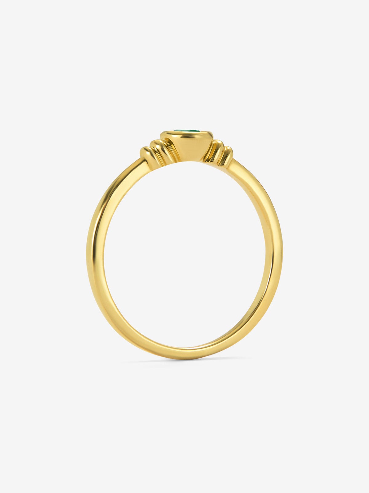 Anillo de oro amarillo de 18K con esmeralda en talla brillante de 0,12 cts