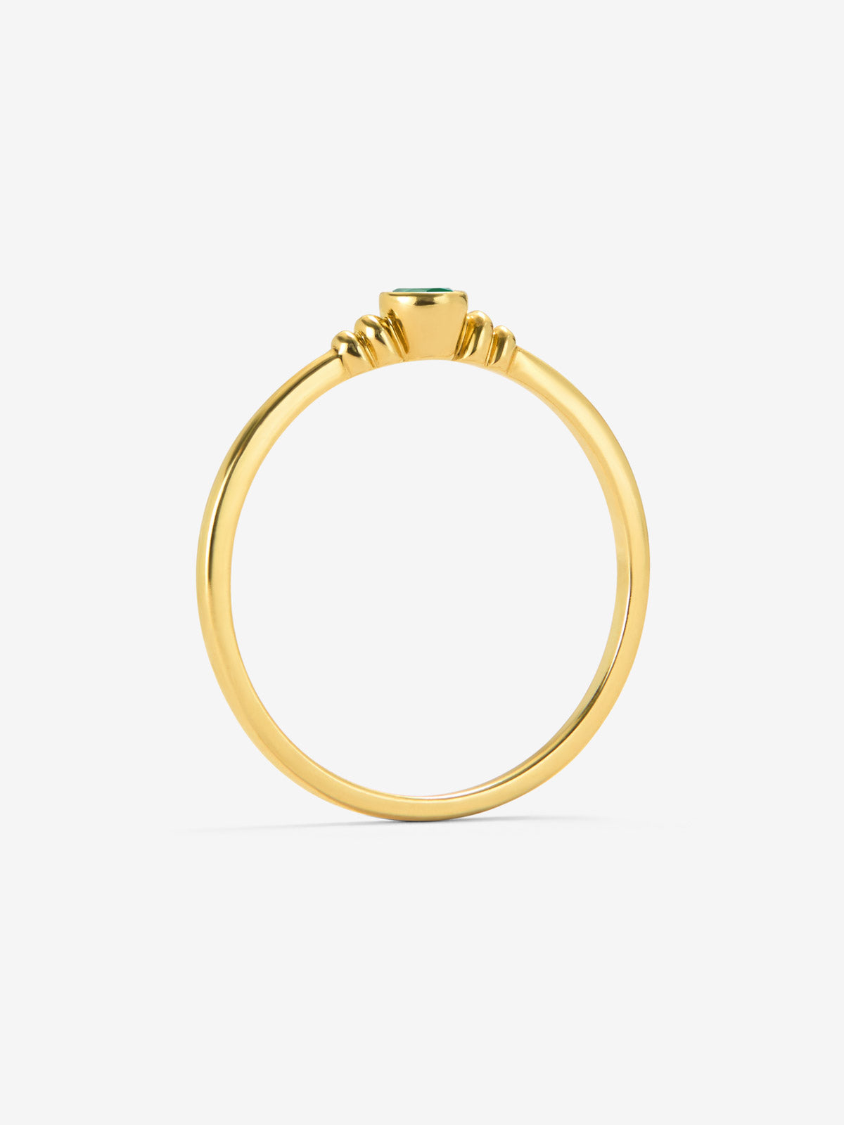 Anillo de oro amarillo de 18K con esmeralda en talla brillante de 0,12 cts
